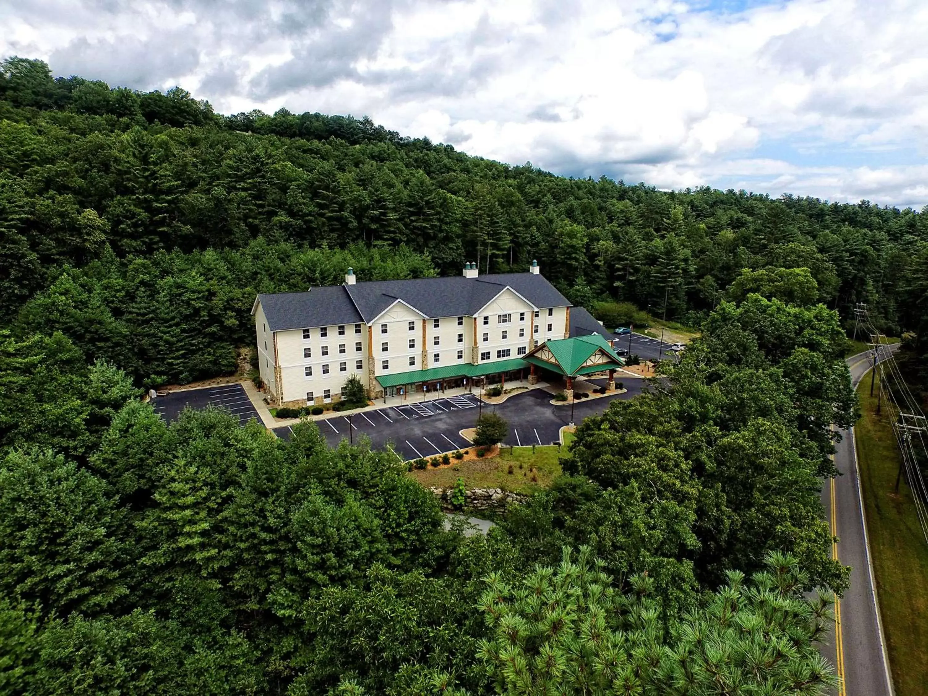 Property building in Hampton Inn & Suites Cashiers - Sapphire Valley Property building in Hampton Inn & Suites Cashiers - Sapphire Valley