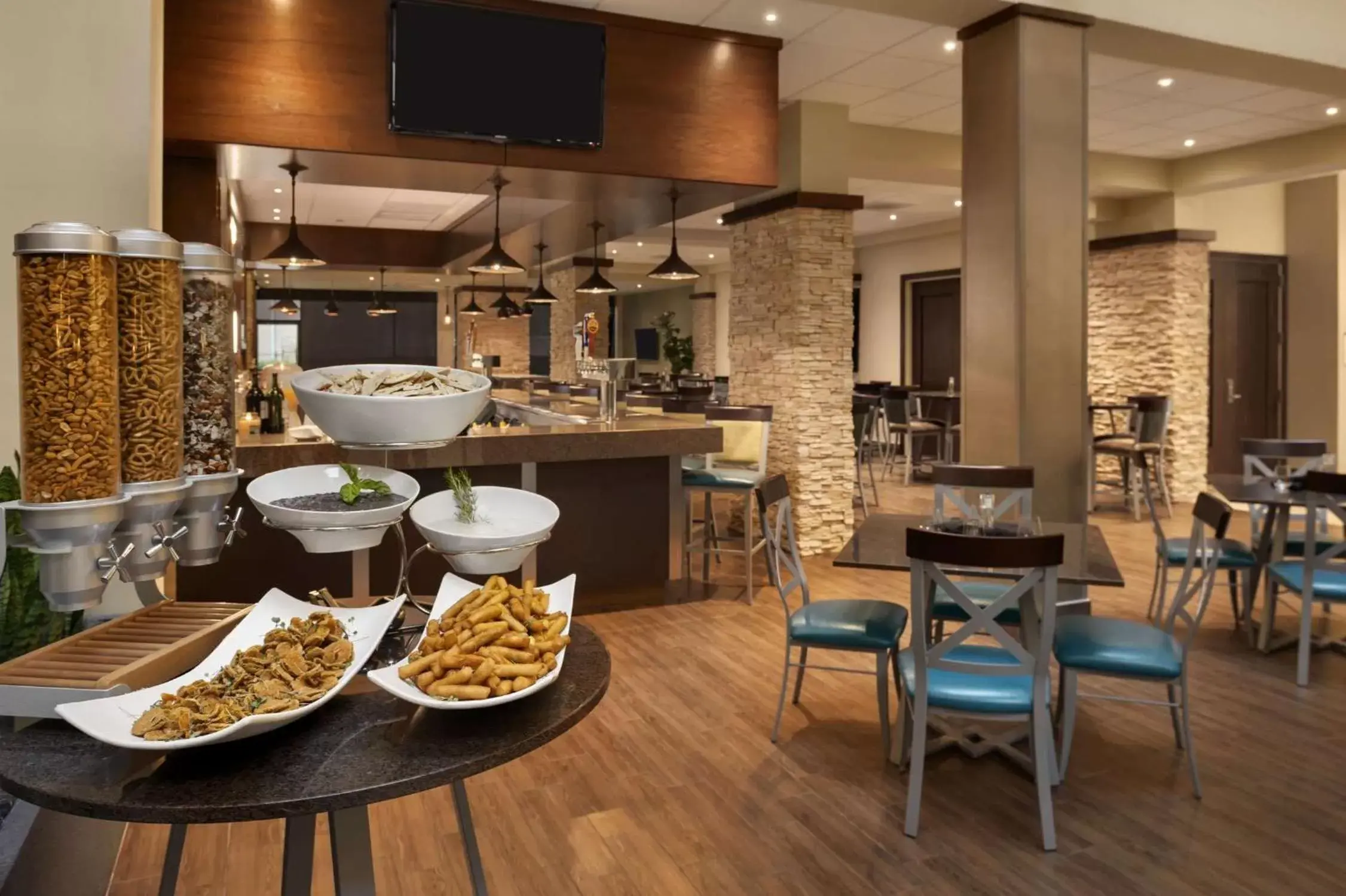 Restaurant/places to eat in Embassy Suites by Hilton Dallas Market Center