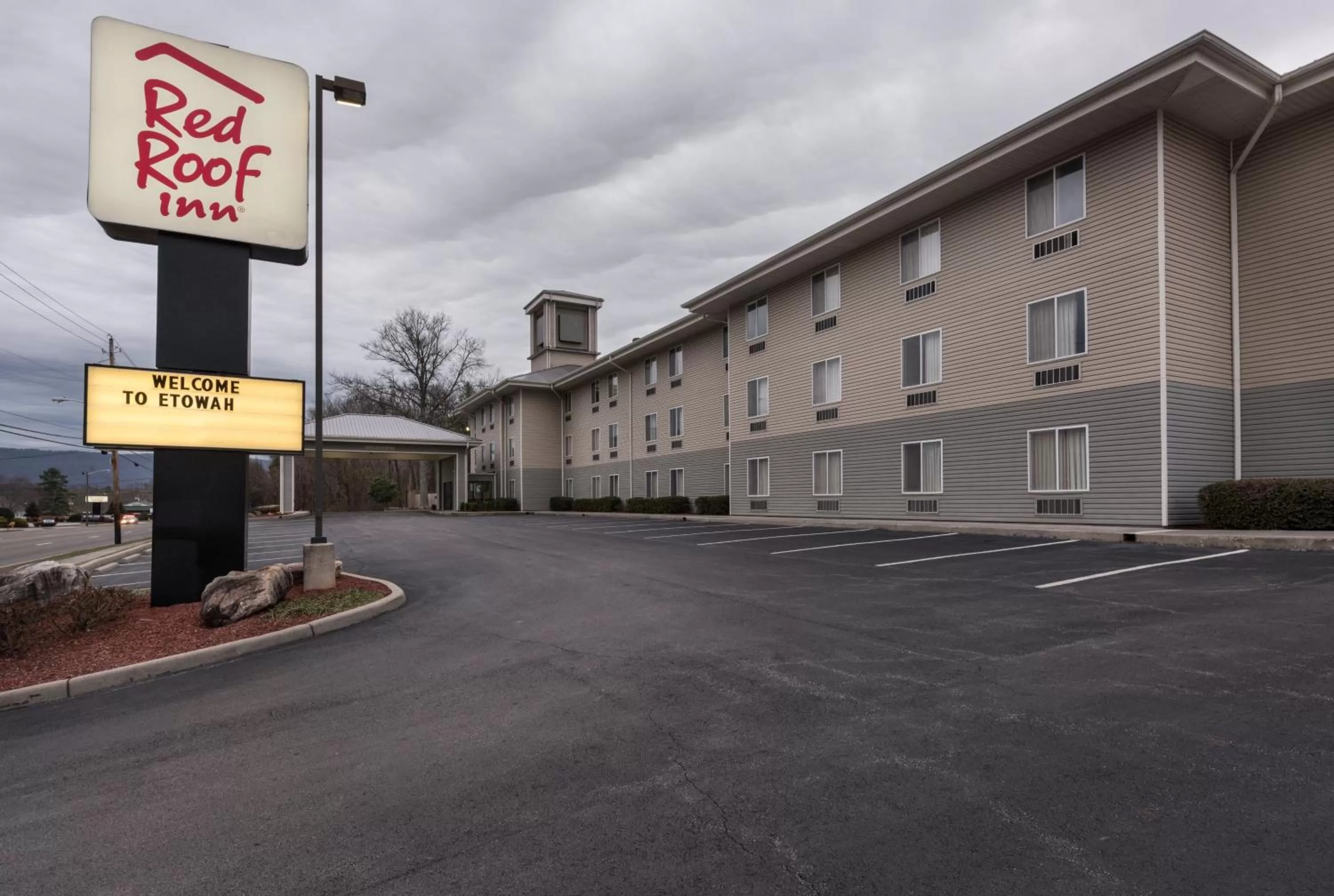 Property building in Red Roof Inn Etowah – Athens, TN