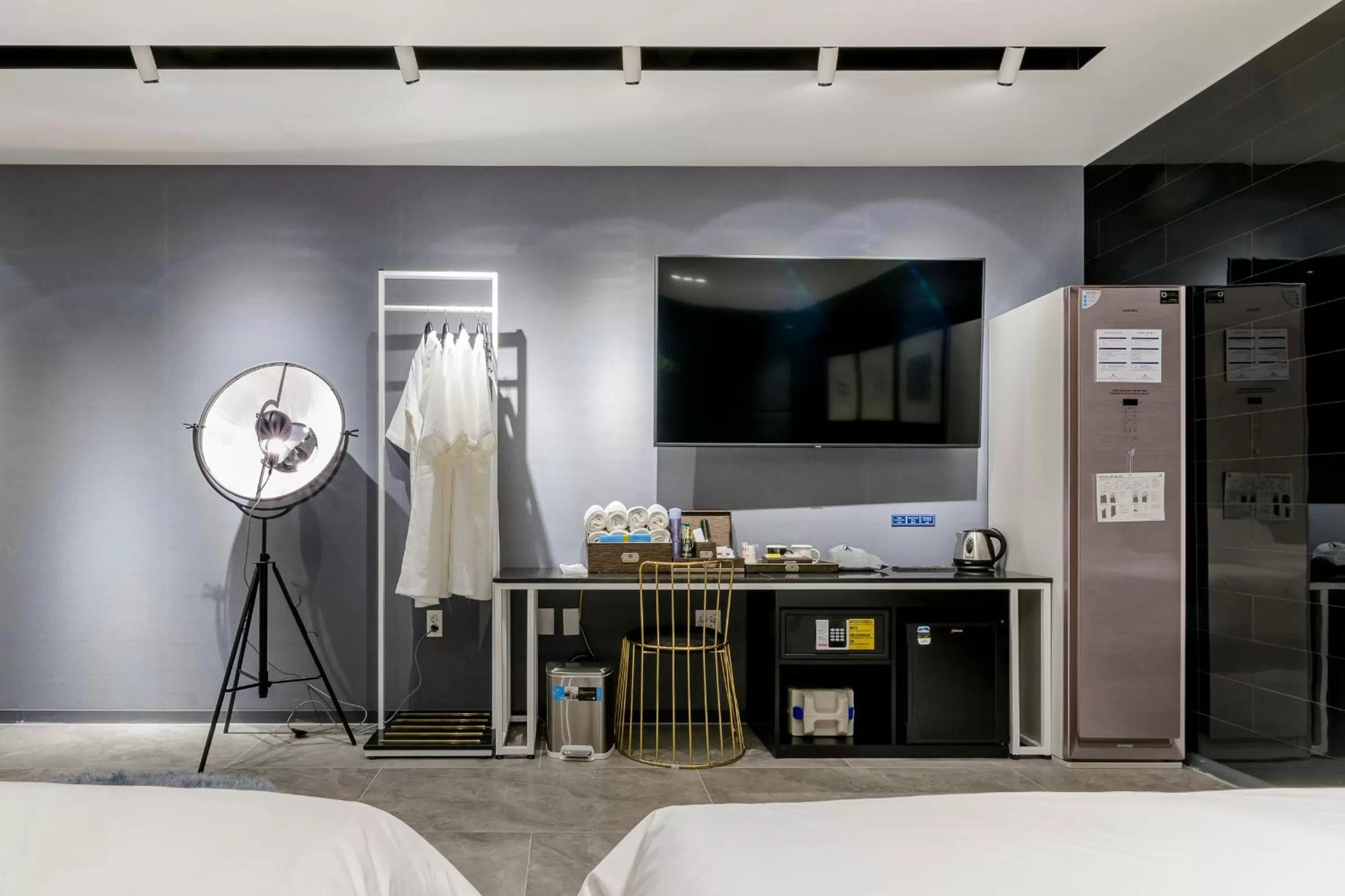 Photo of the whole room, Bed in Air Sky Hotel