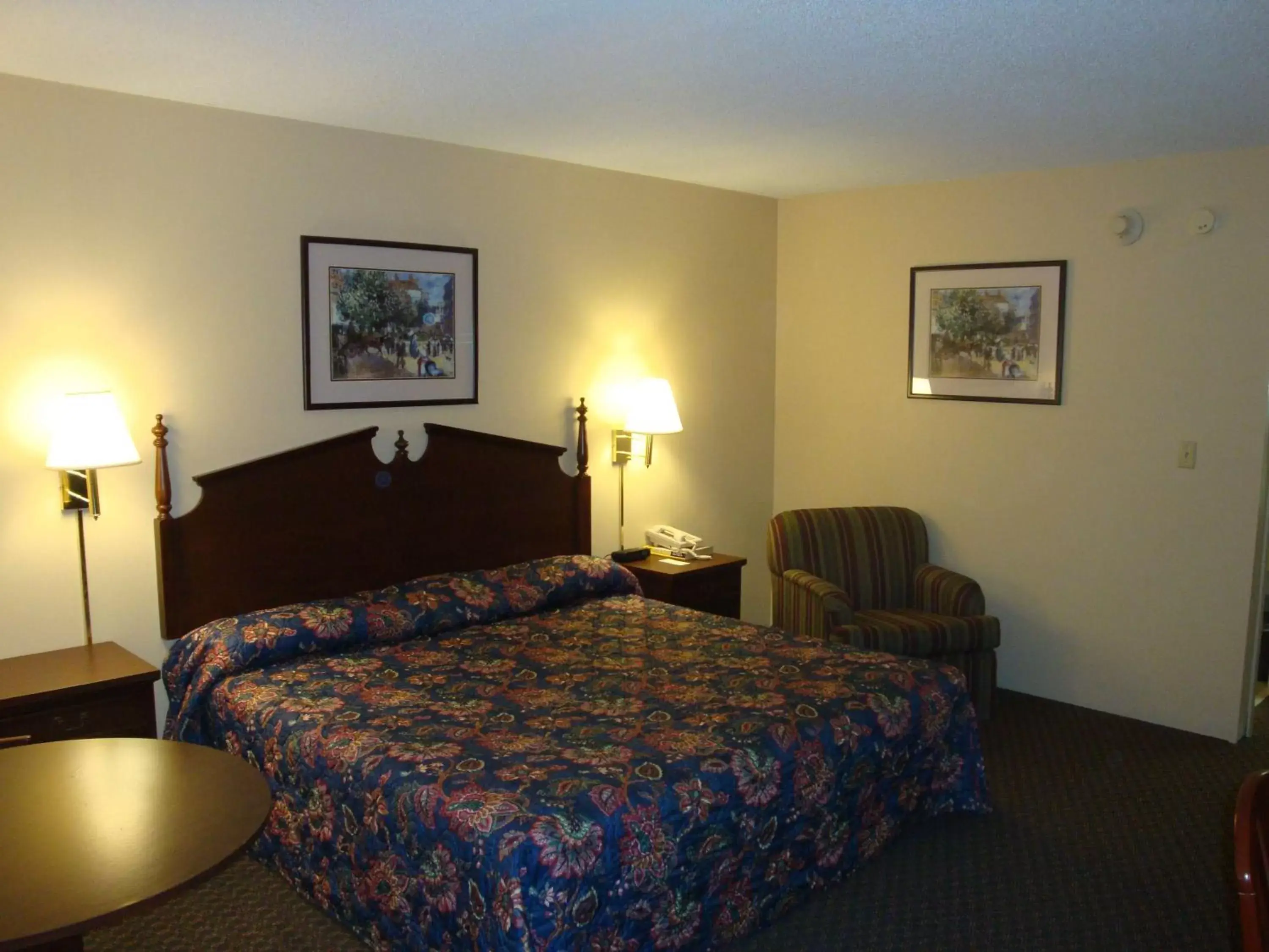 Photo of the whole room, Bed in Wilmington Inn