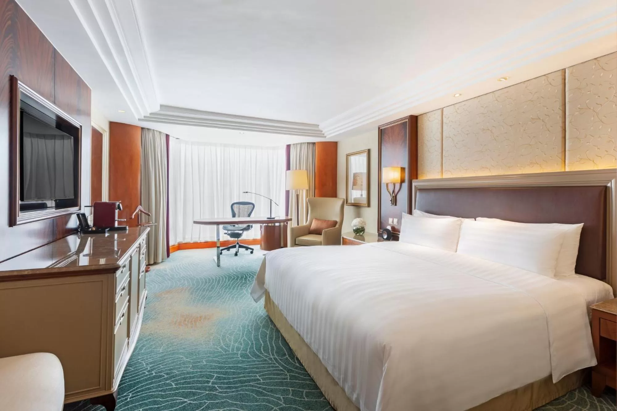 Photo of the whole room, Bed in Kowloon Shangri-La, Hong Kong