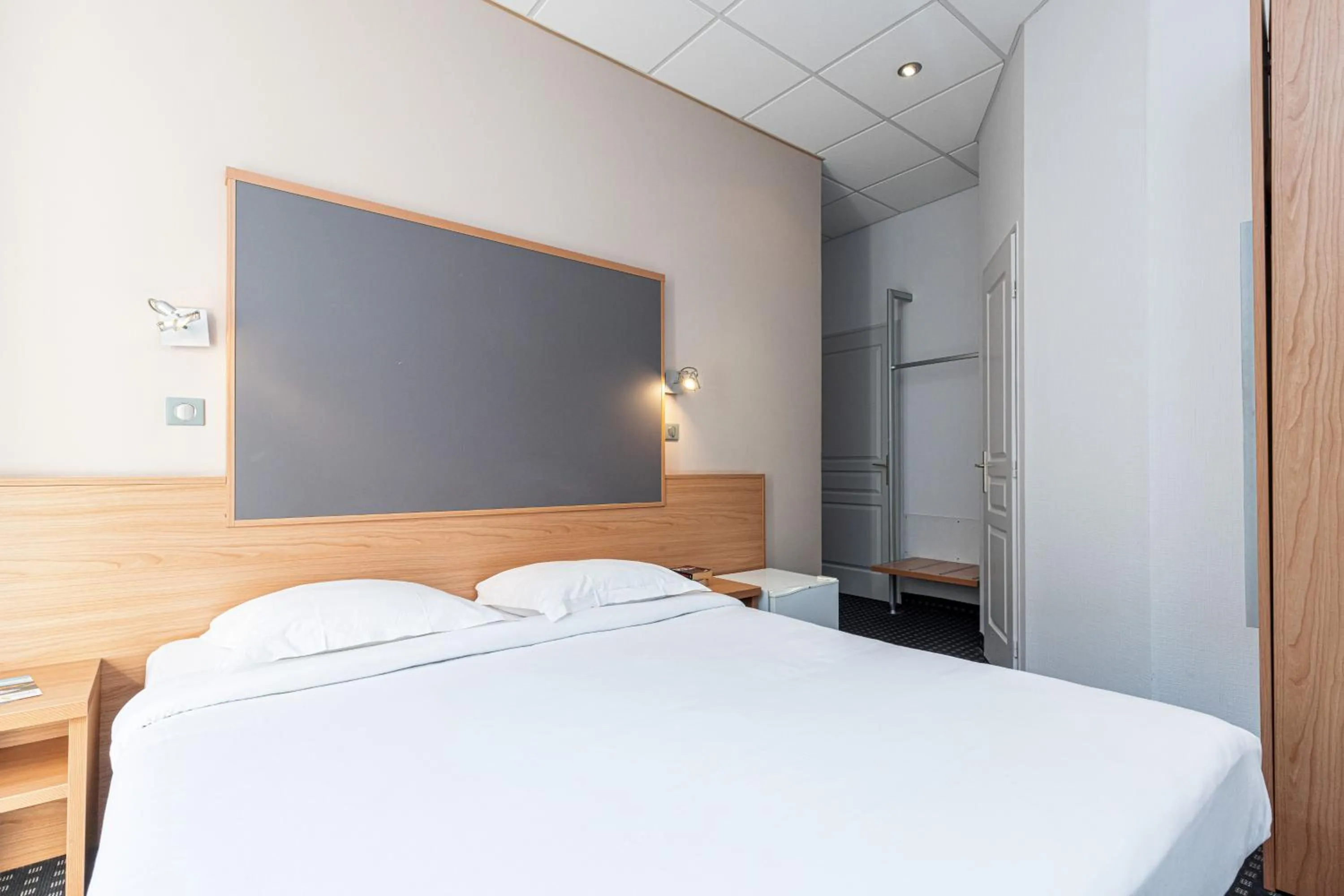 Photo of the whole room in Naomi Cannes