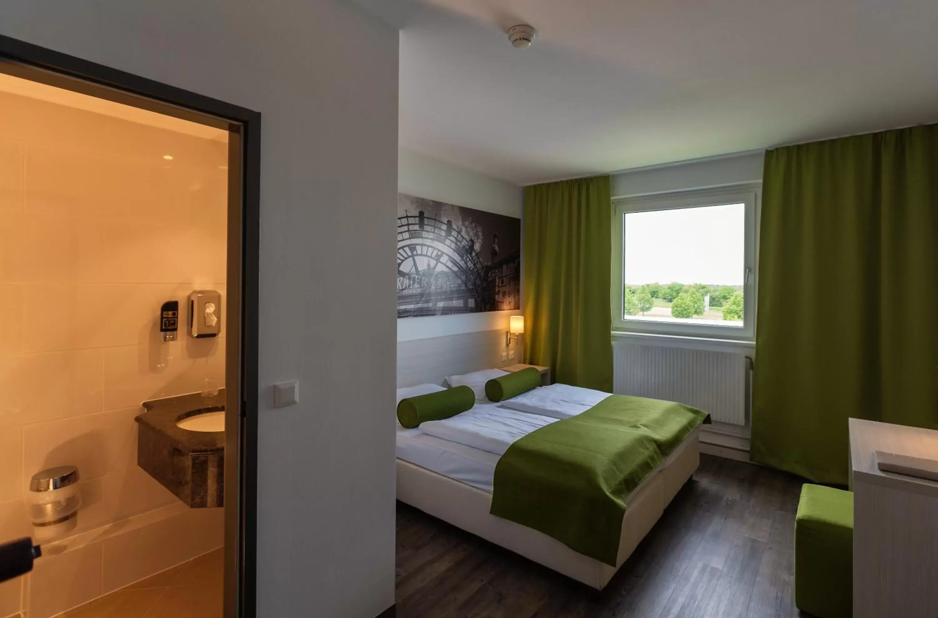 Bedroom, Bed in LifeHotel Vienna Airport