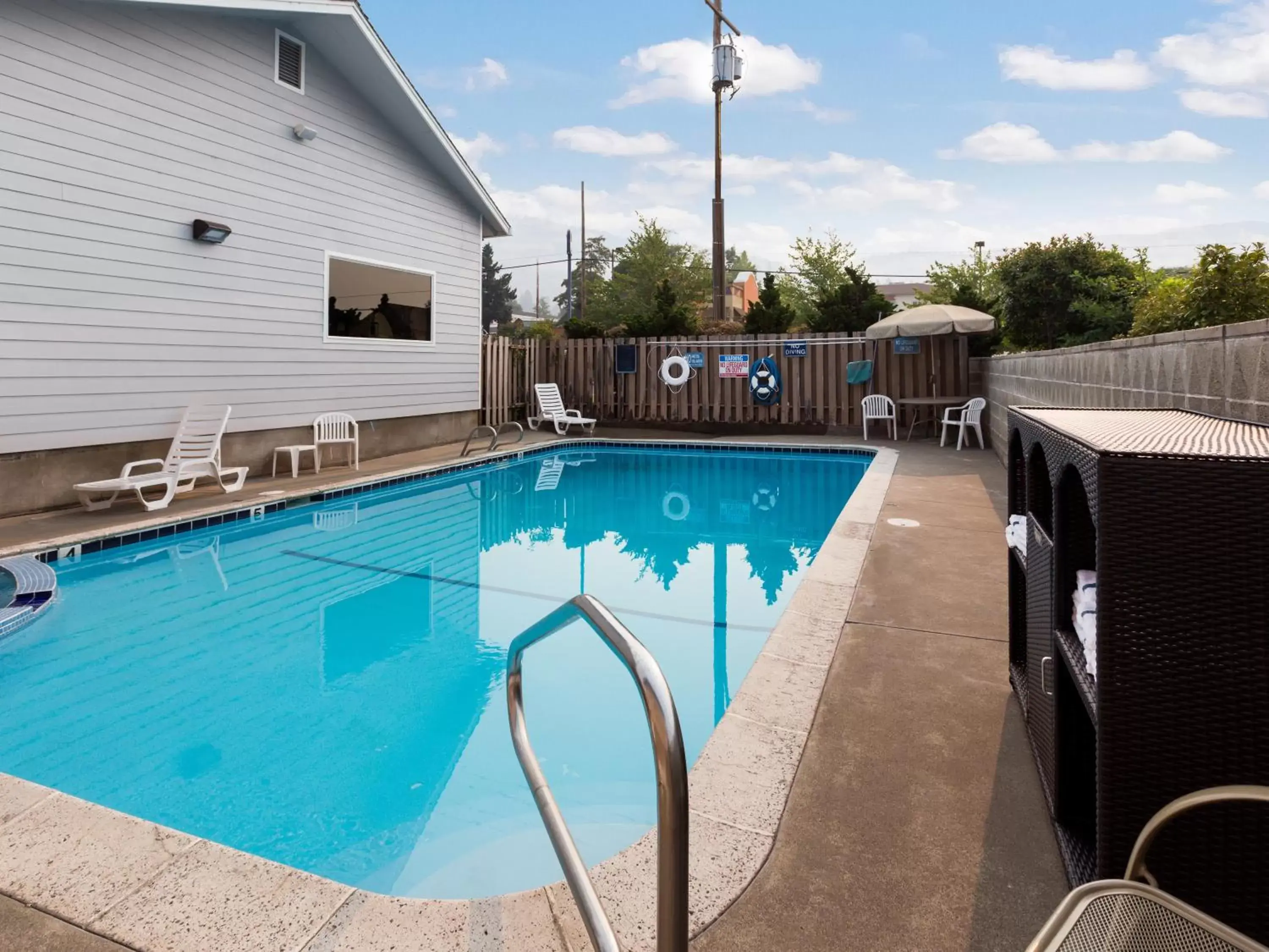 Swimming pool in Red Lion Inn & Suites Grants Pass Swimming pool in Red Lion Inn & Suites Grants Pass