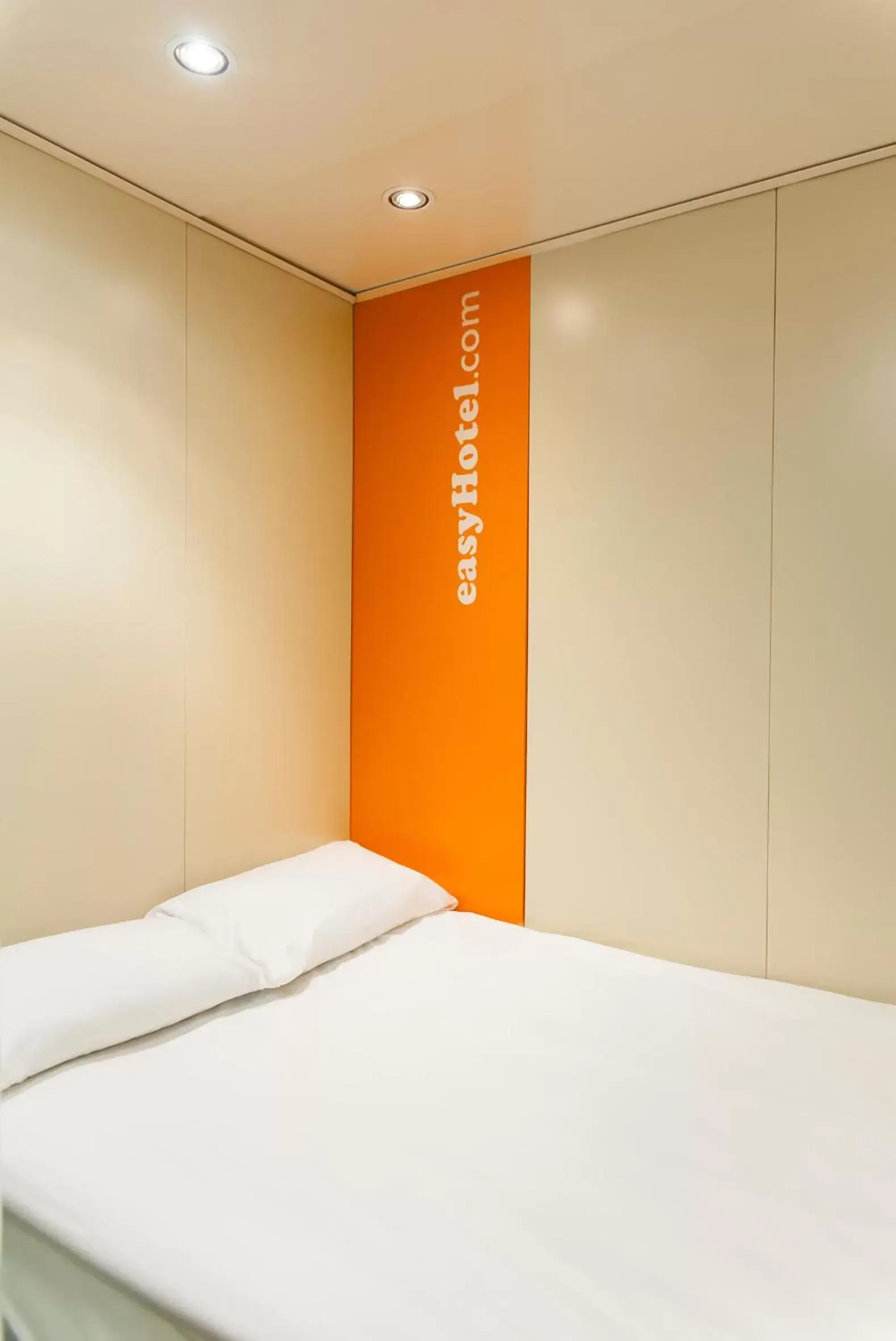 Property building, Bed in easyHotel Edinburgh