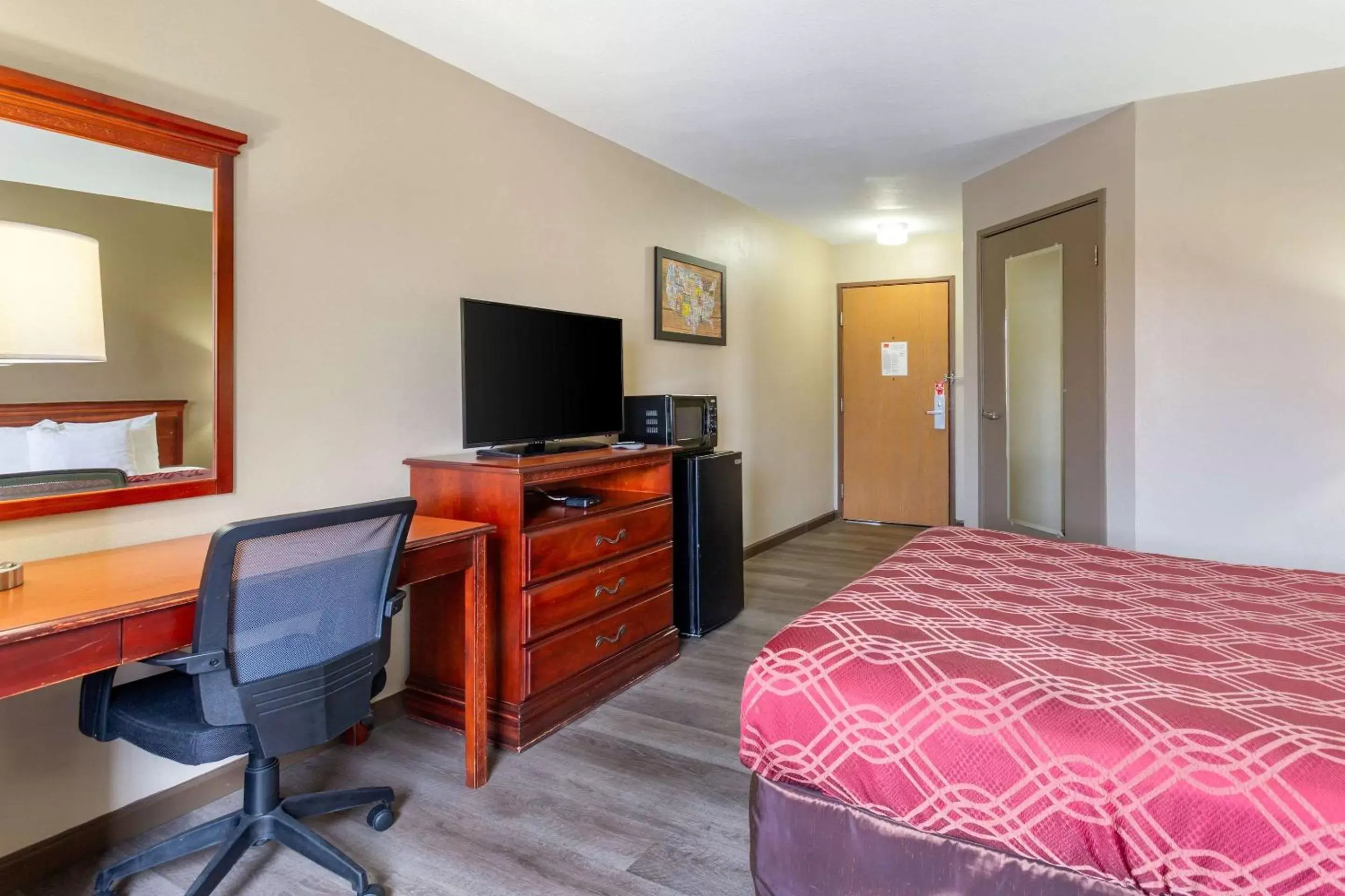 Photo of the whole room, TV/Entertainment Center in Econo Lodge Inn and Suites