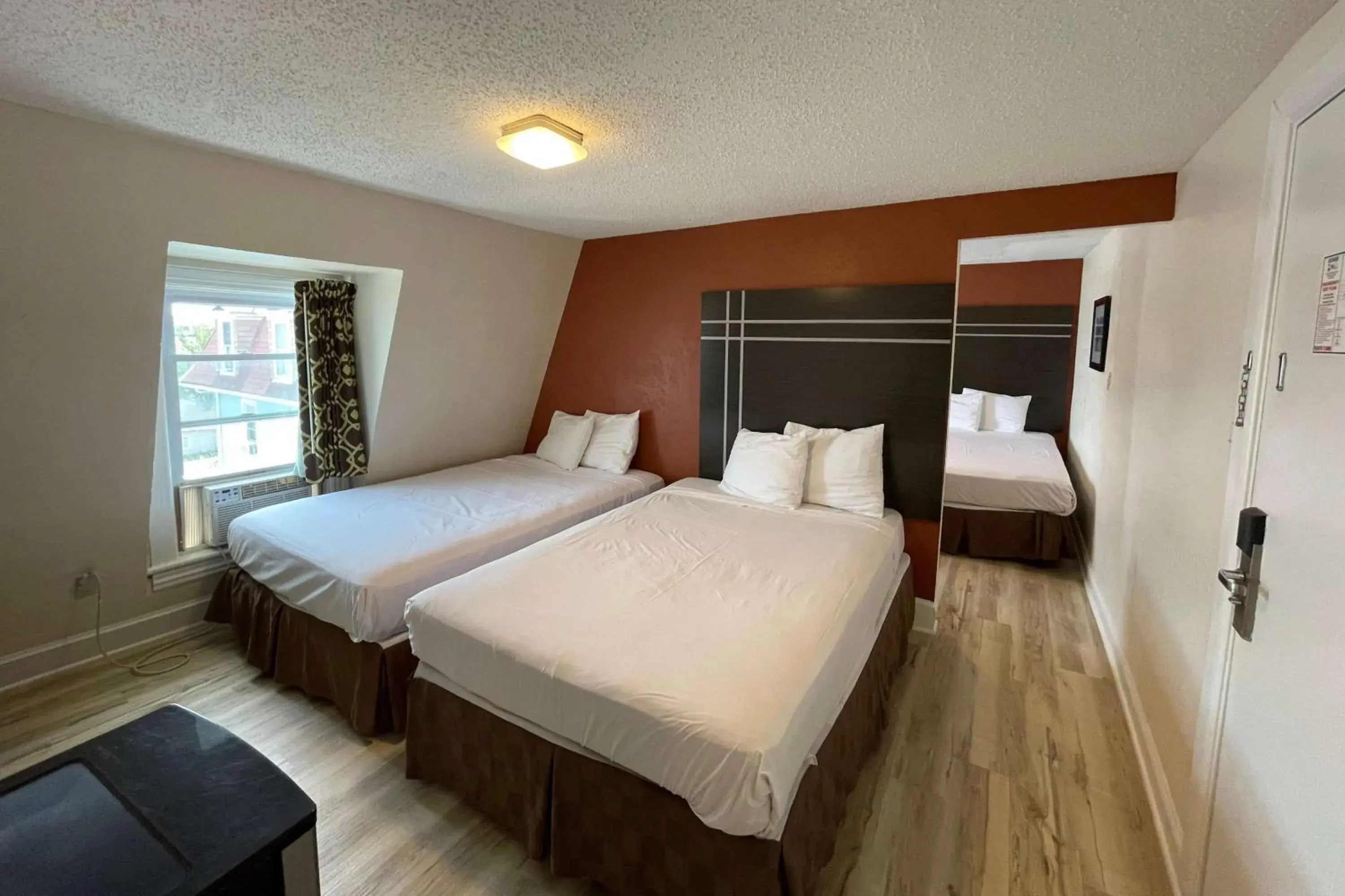 Photo of the whole room, Bed in Wildwood Inn, a Travelodge by Wyndham