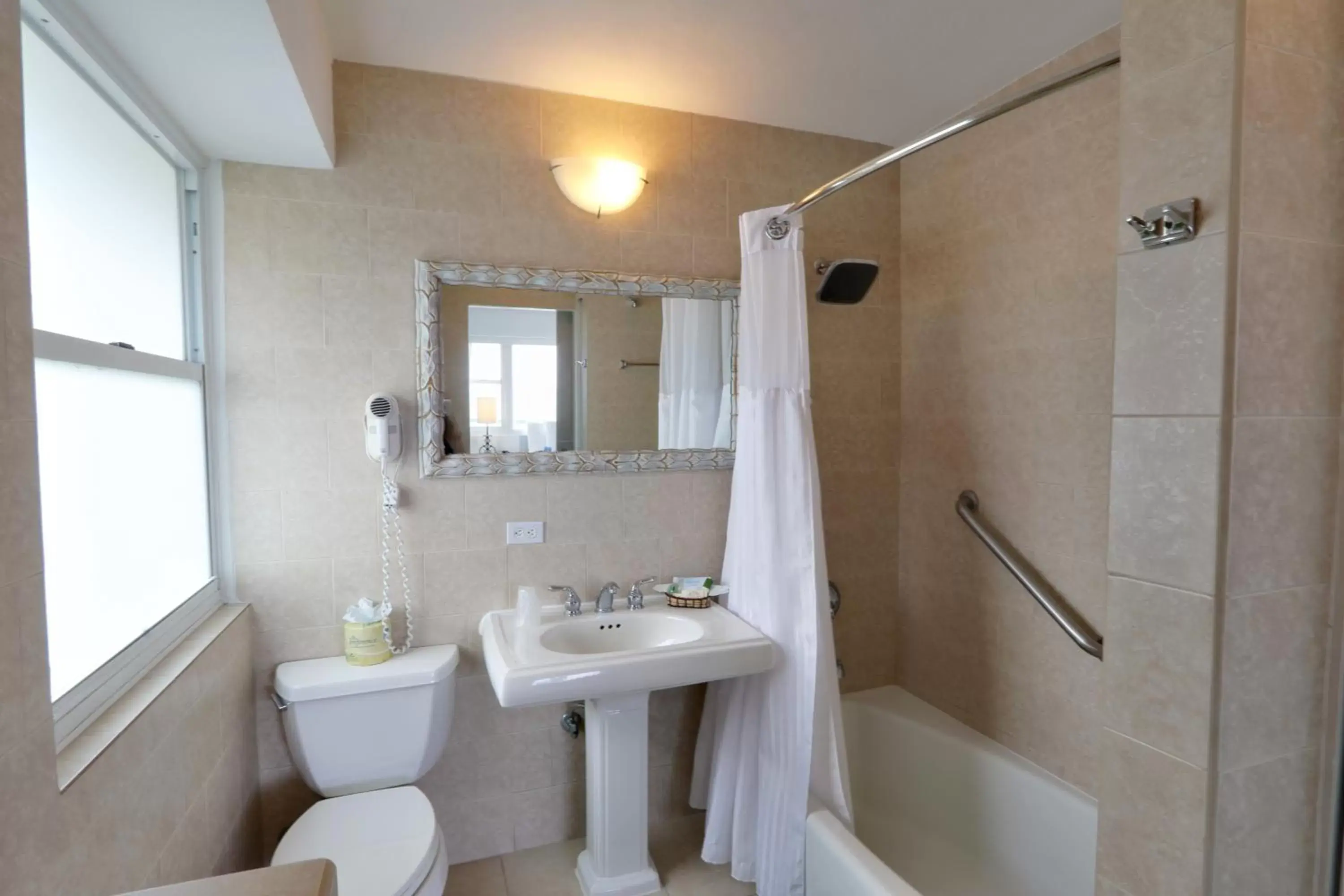 Day, Bathroom in Hotel Miramar