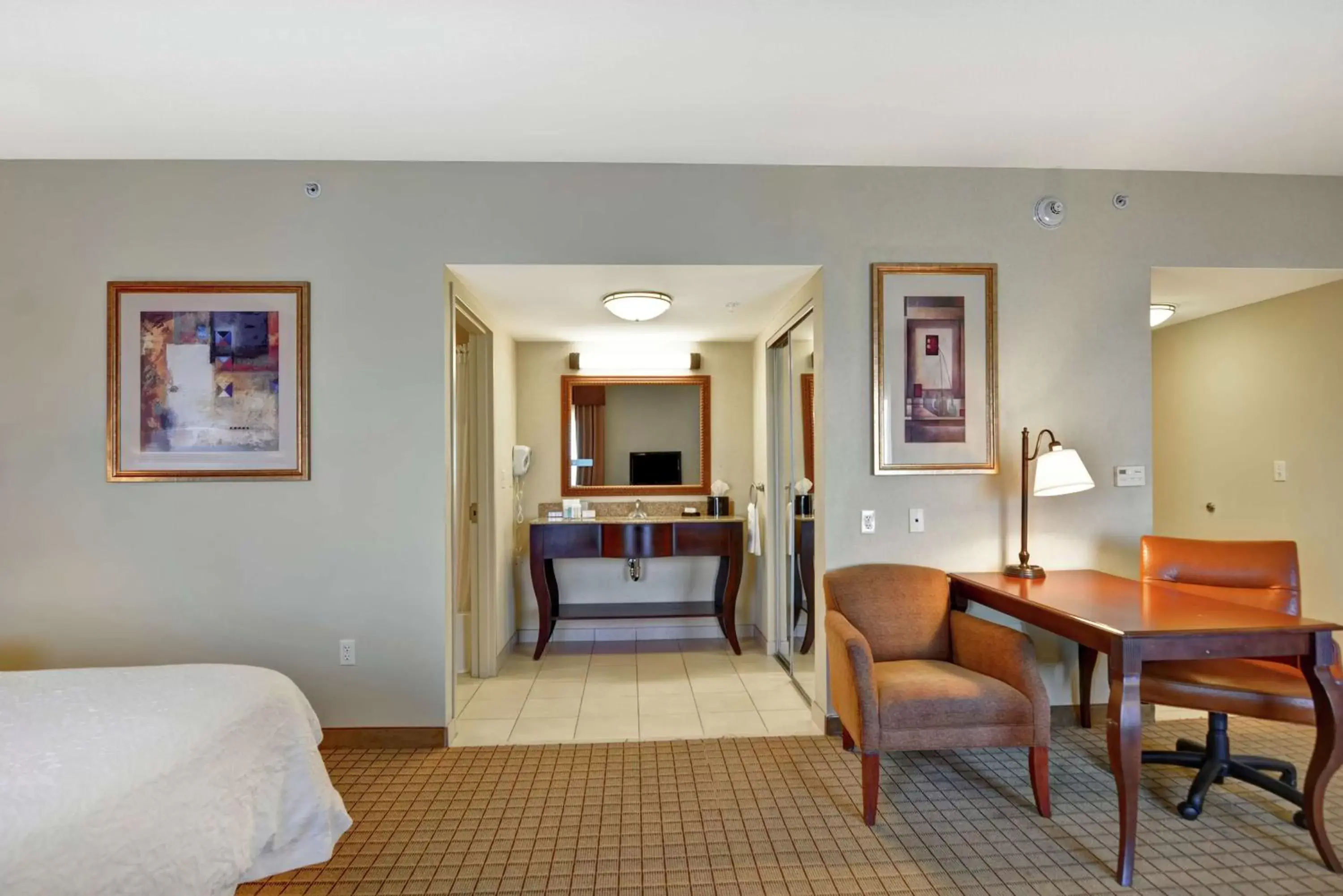 Bedroom, Seating Area in Hampton Inn and Suites Peoria at Grand Prairie