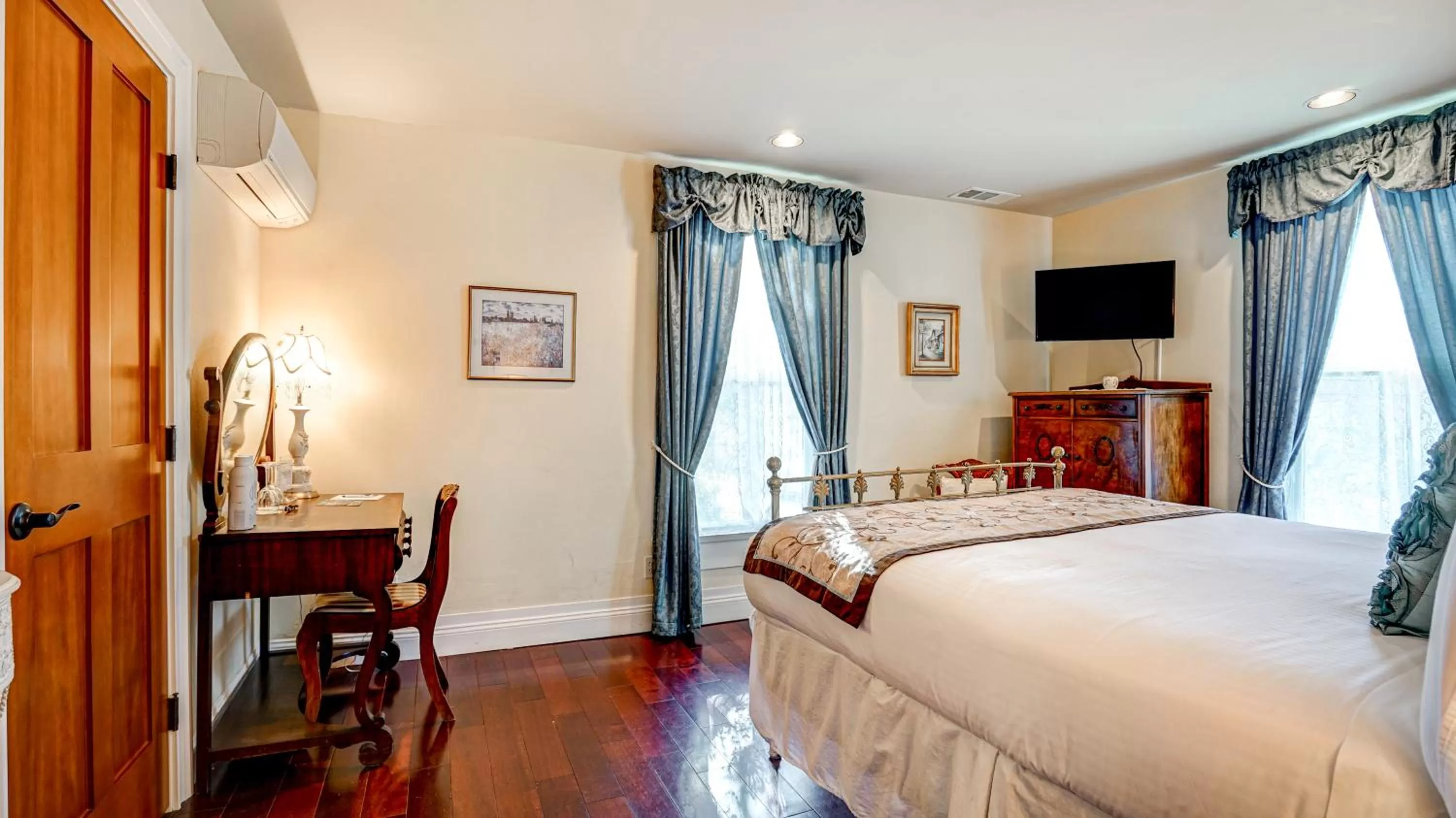 Bed in The River Belle Inn