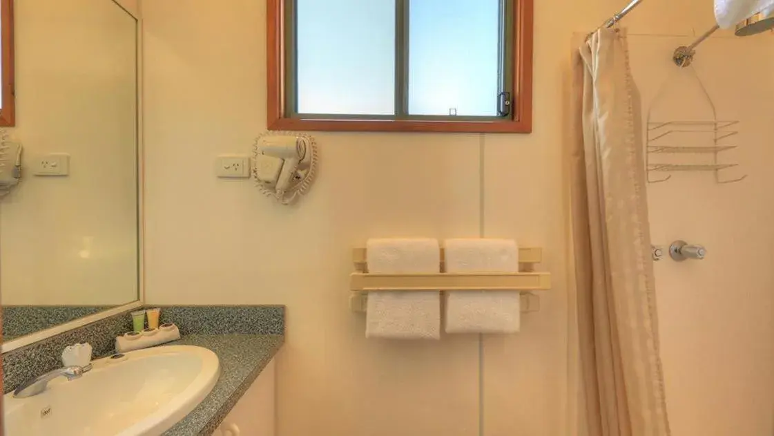 Shower, Bathroom in Airport Tourist Village Melbourne