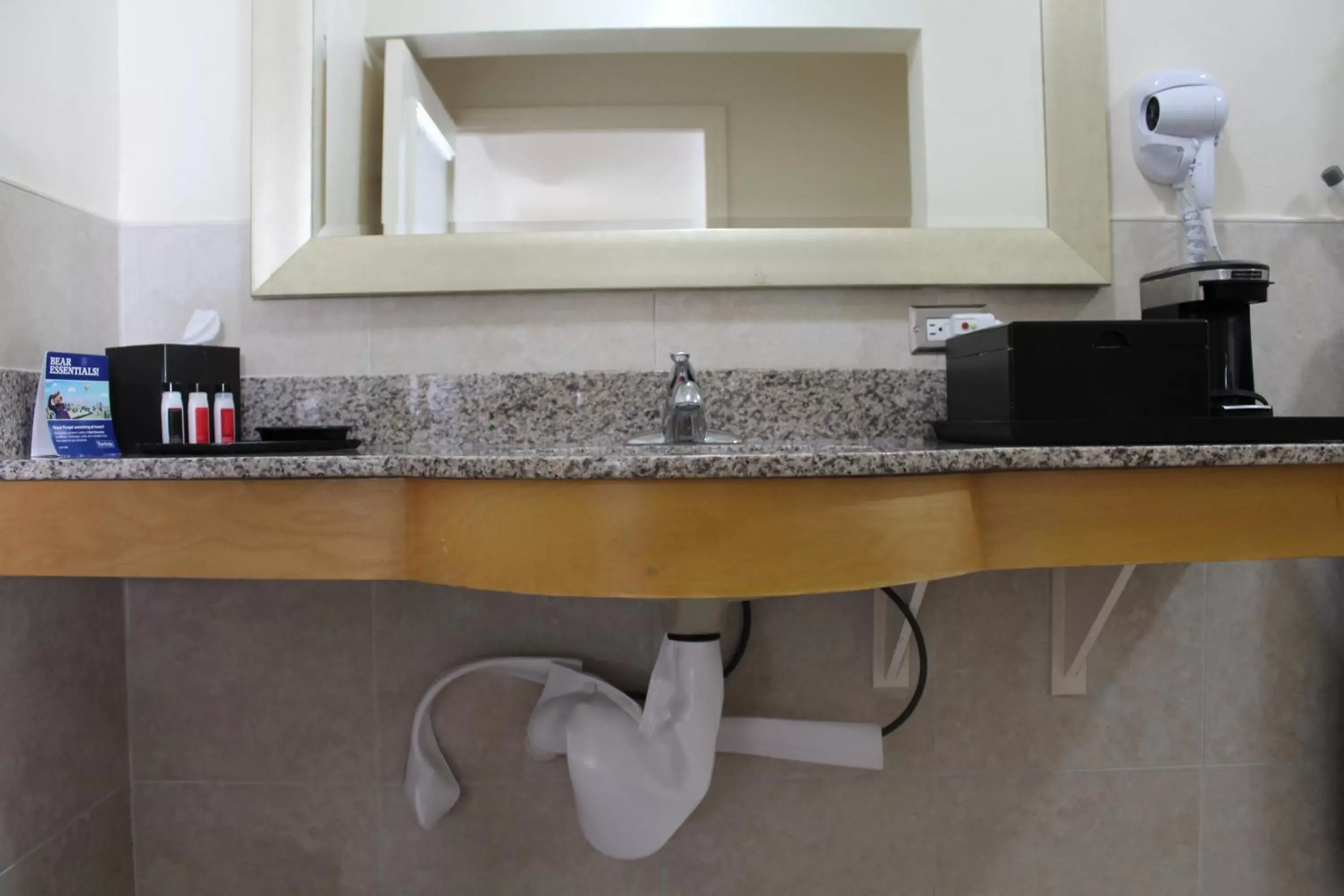 Bathroom, Kitchen/Kitchenette in Travelodge by Wyndham Florida City/Homestead/Everglades