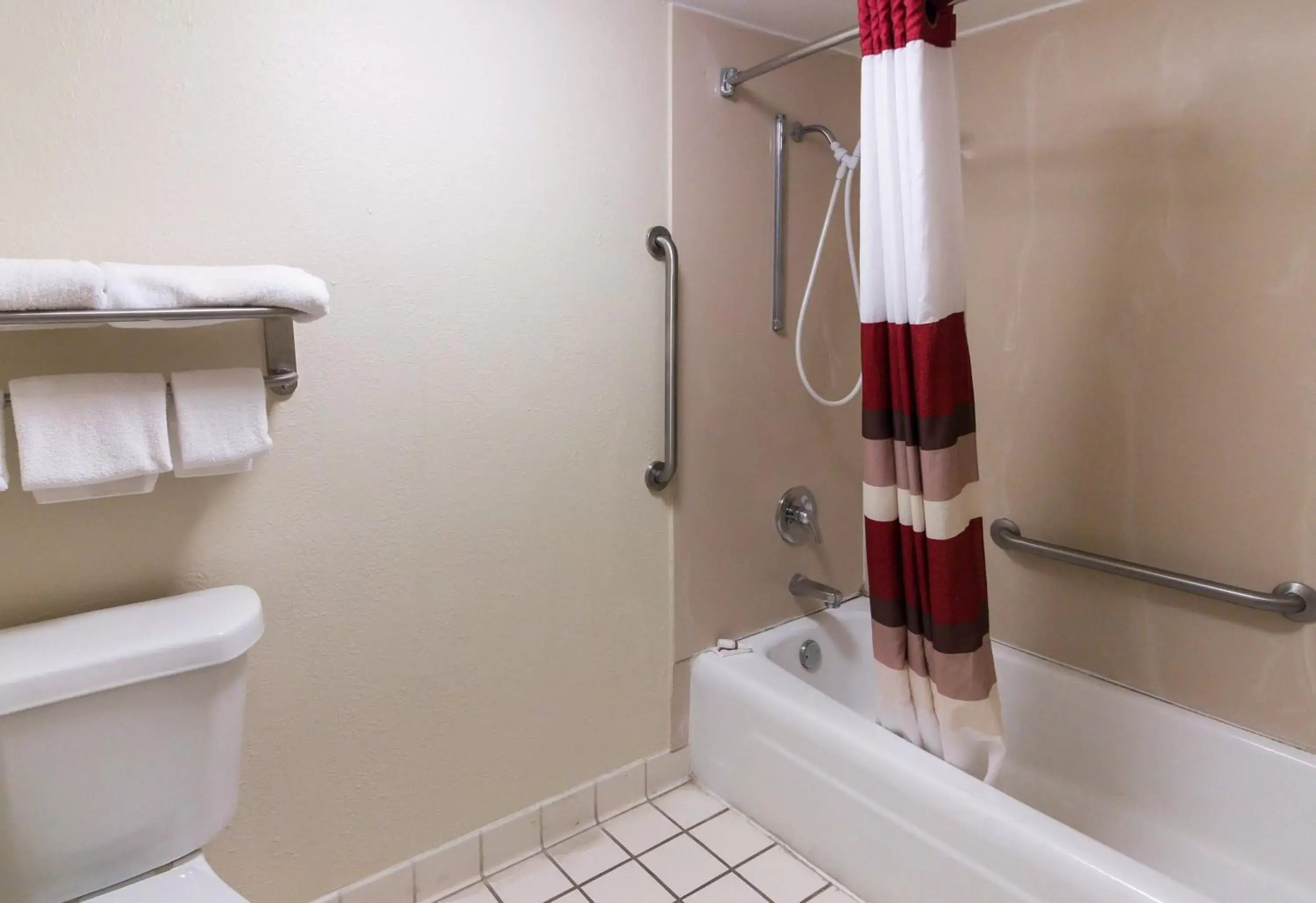 Bathroom in Red Roof Inn & Suites Commerce - Athens