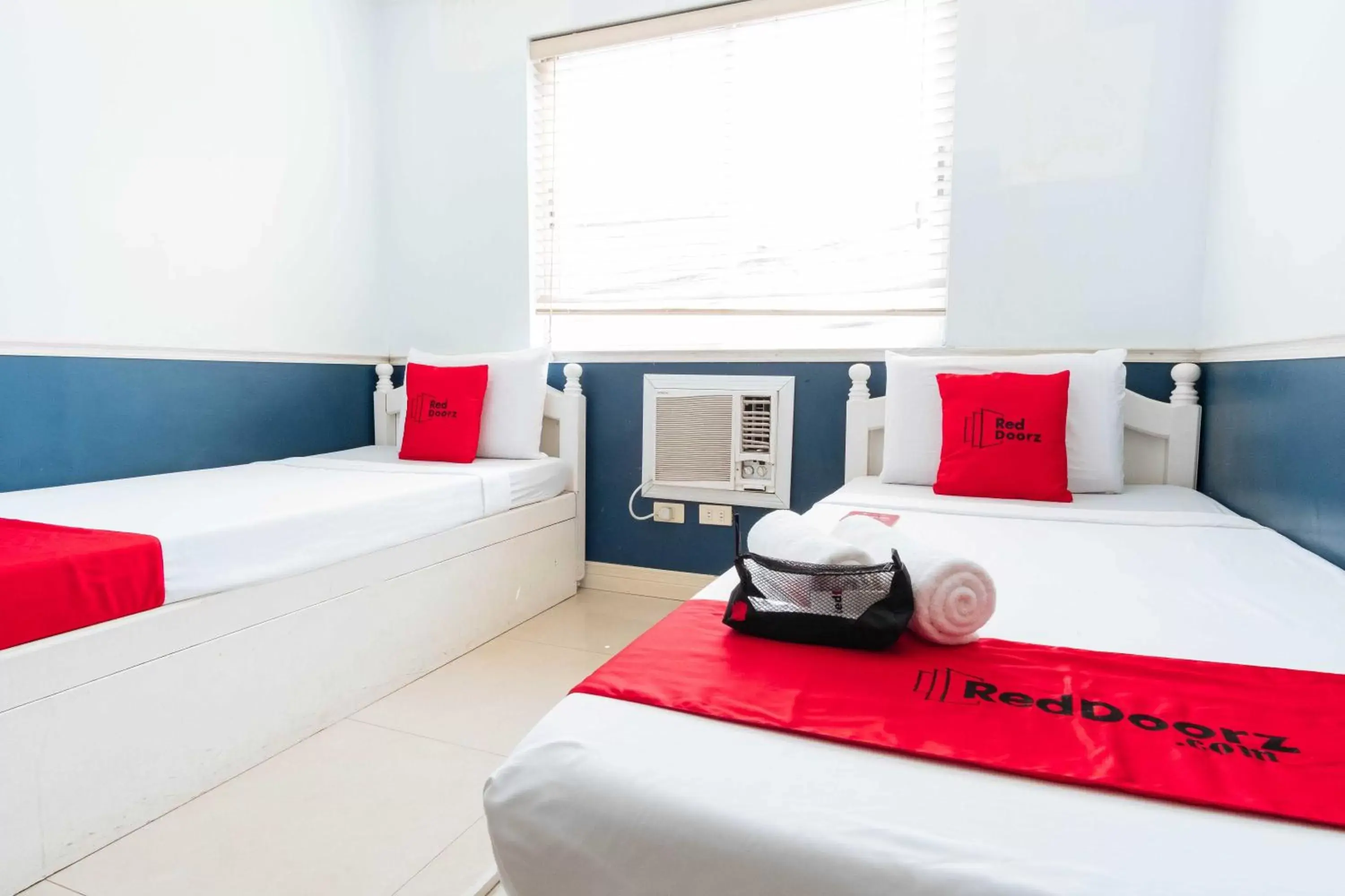 Bedroom, Bed in RedDoorz @ Bonifacio St Cebu