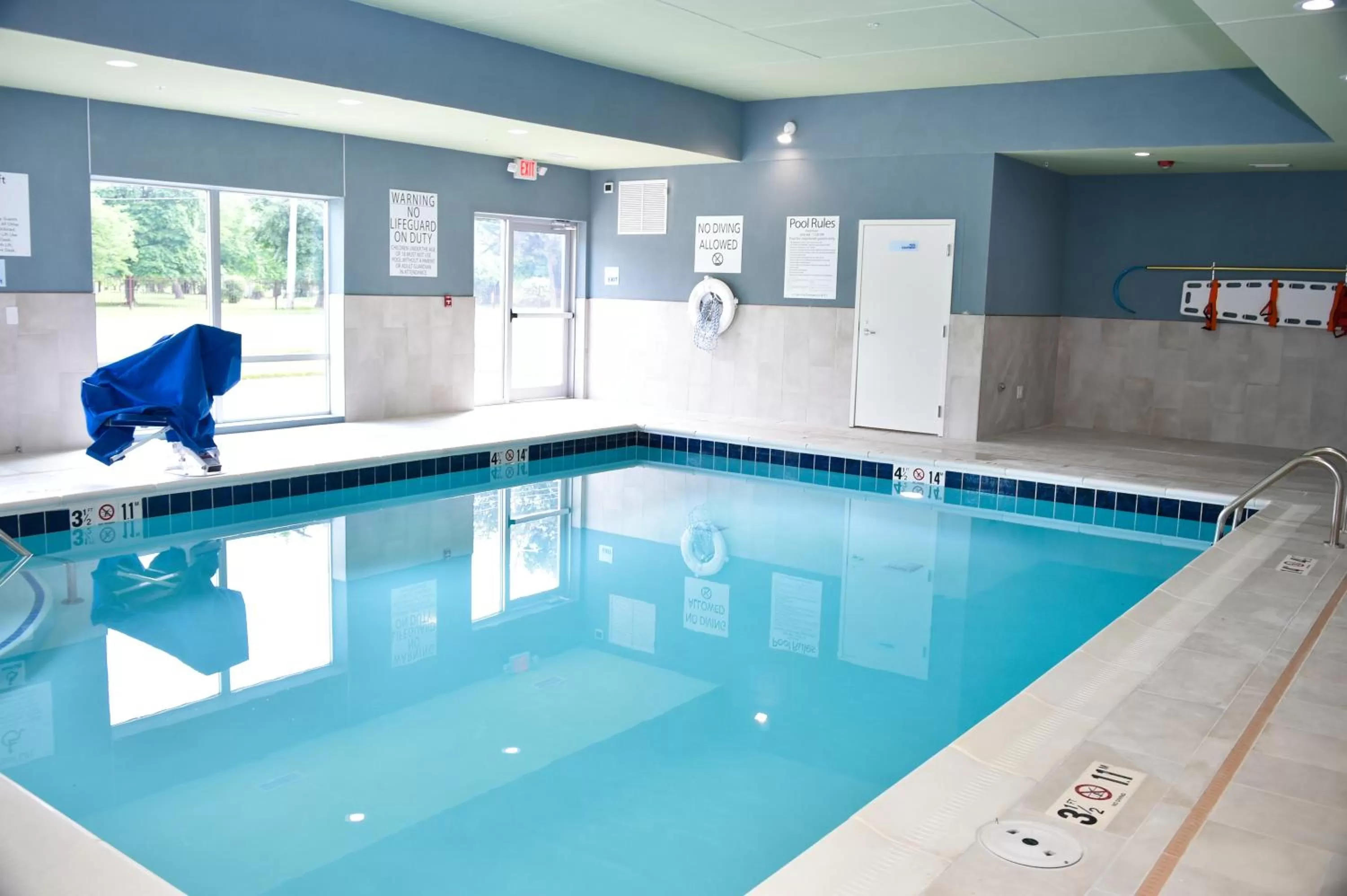 Swimming pool in Holiday Inn Express & Suites - Bensenville - O'Hare by IHG