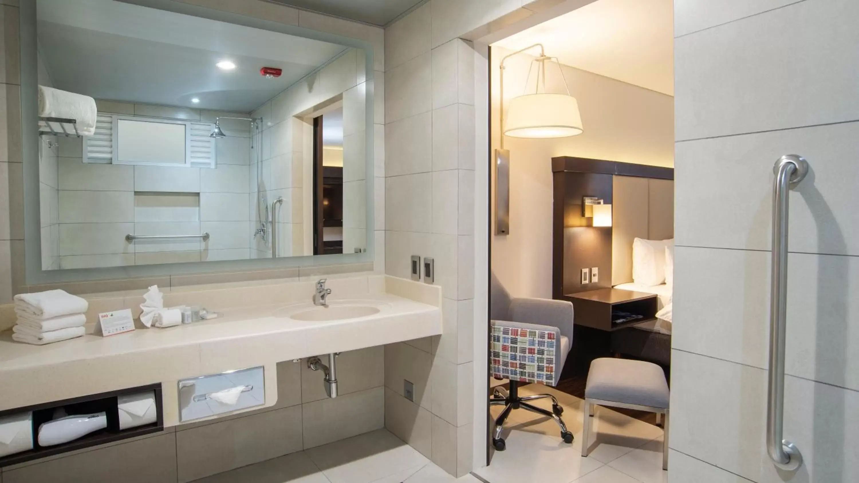 Photo of the whole room, Bathroom in Holiday Inn Express - Mexico Basilica, an IHG Hotel