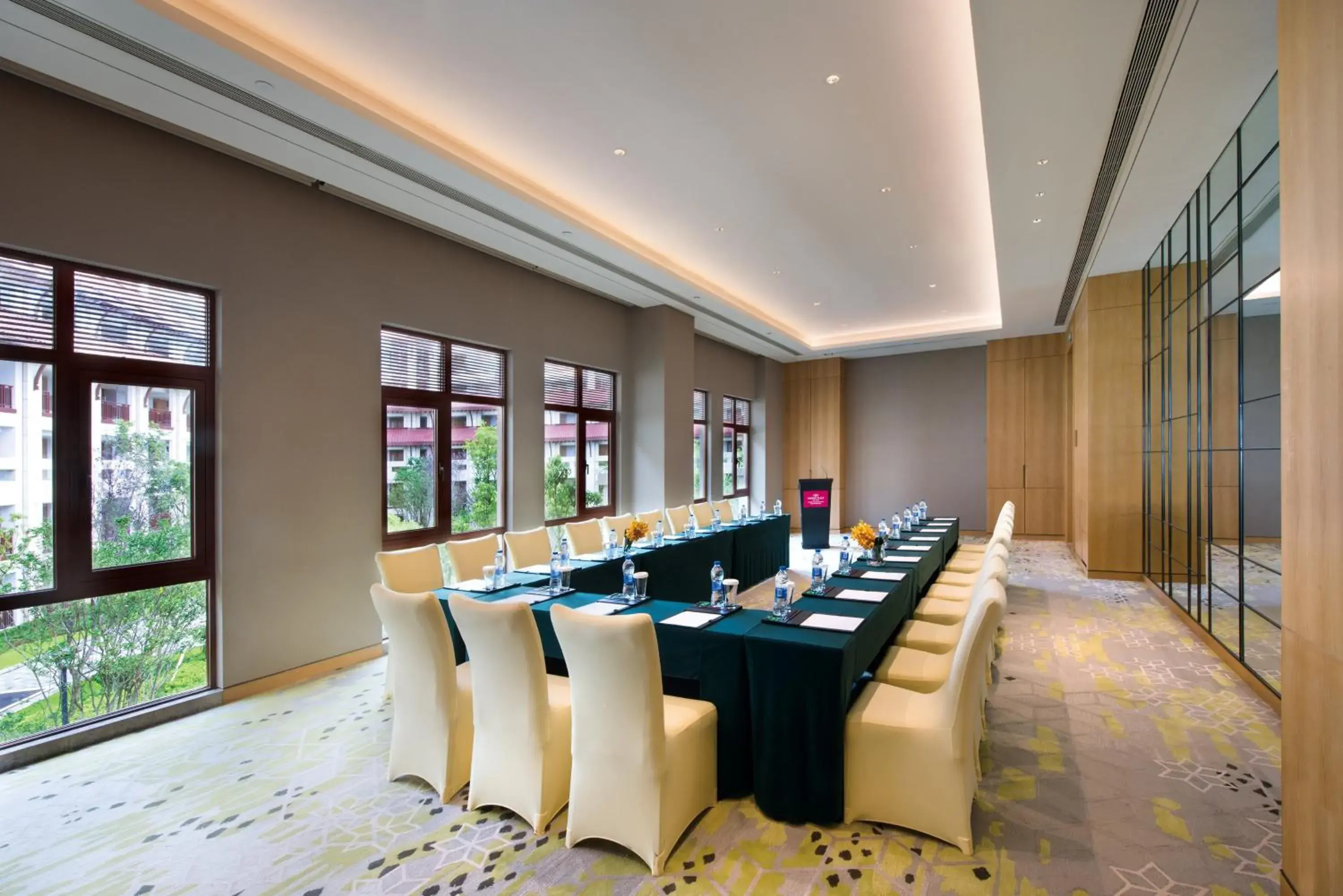 Meeting/conference room in Crowne Plaza - Kunming Ancient Dian Town, an IHG Hotel