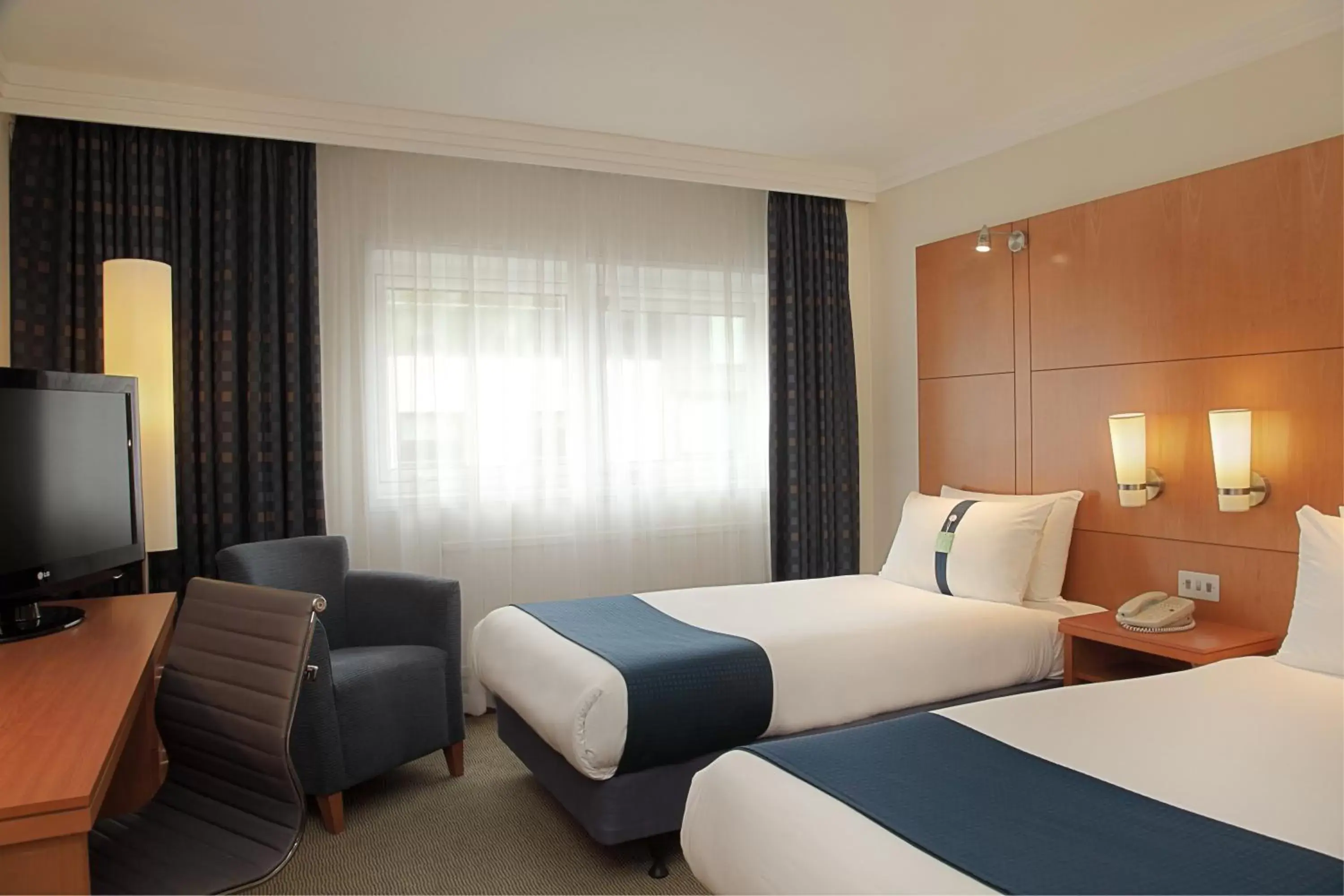 Photo of the whole room, Bed in Holiday Inn London - Regent's Park, an IHG Hotel