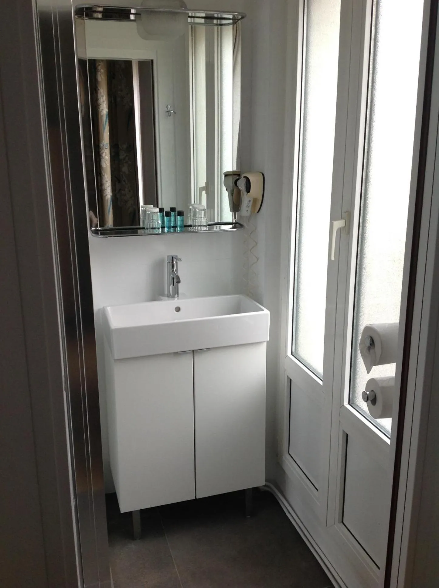 Bathroom in L'Amiral