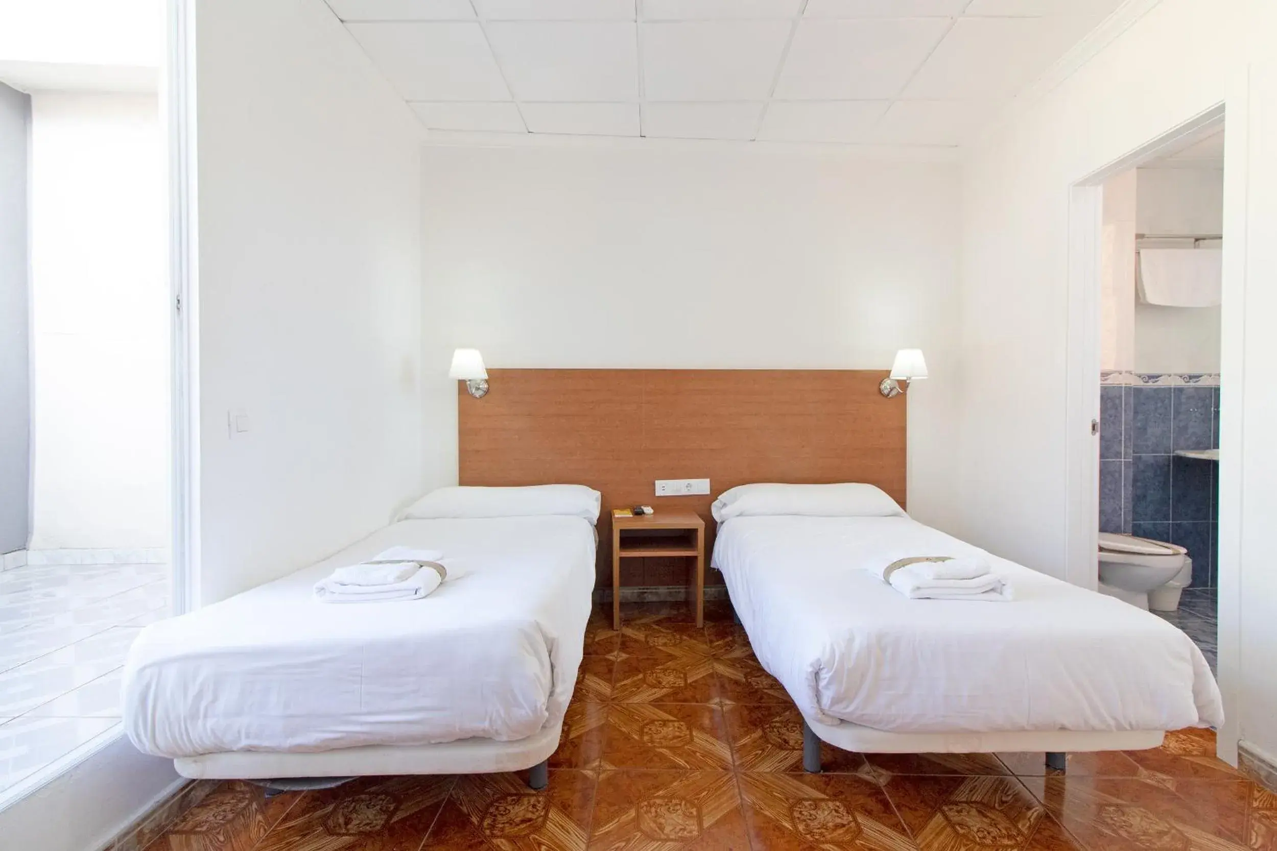 Bathroom, Bed in Hotel Sagunto