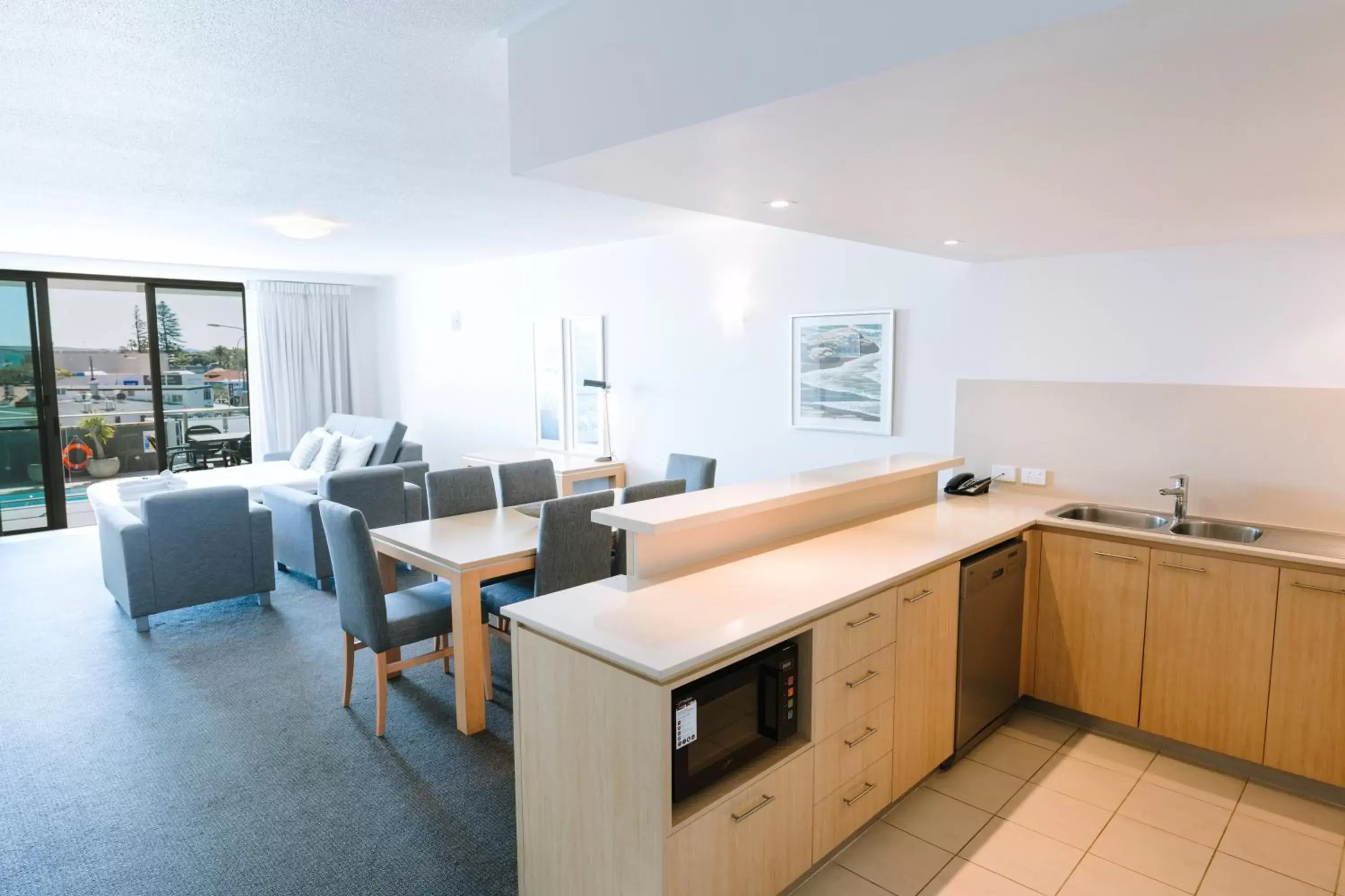 Kitchen/Kitchenette in Ramada Hotel & Suites by Wyndham Ballina Byron