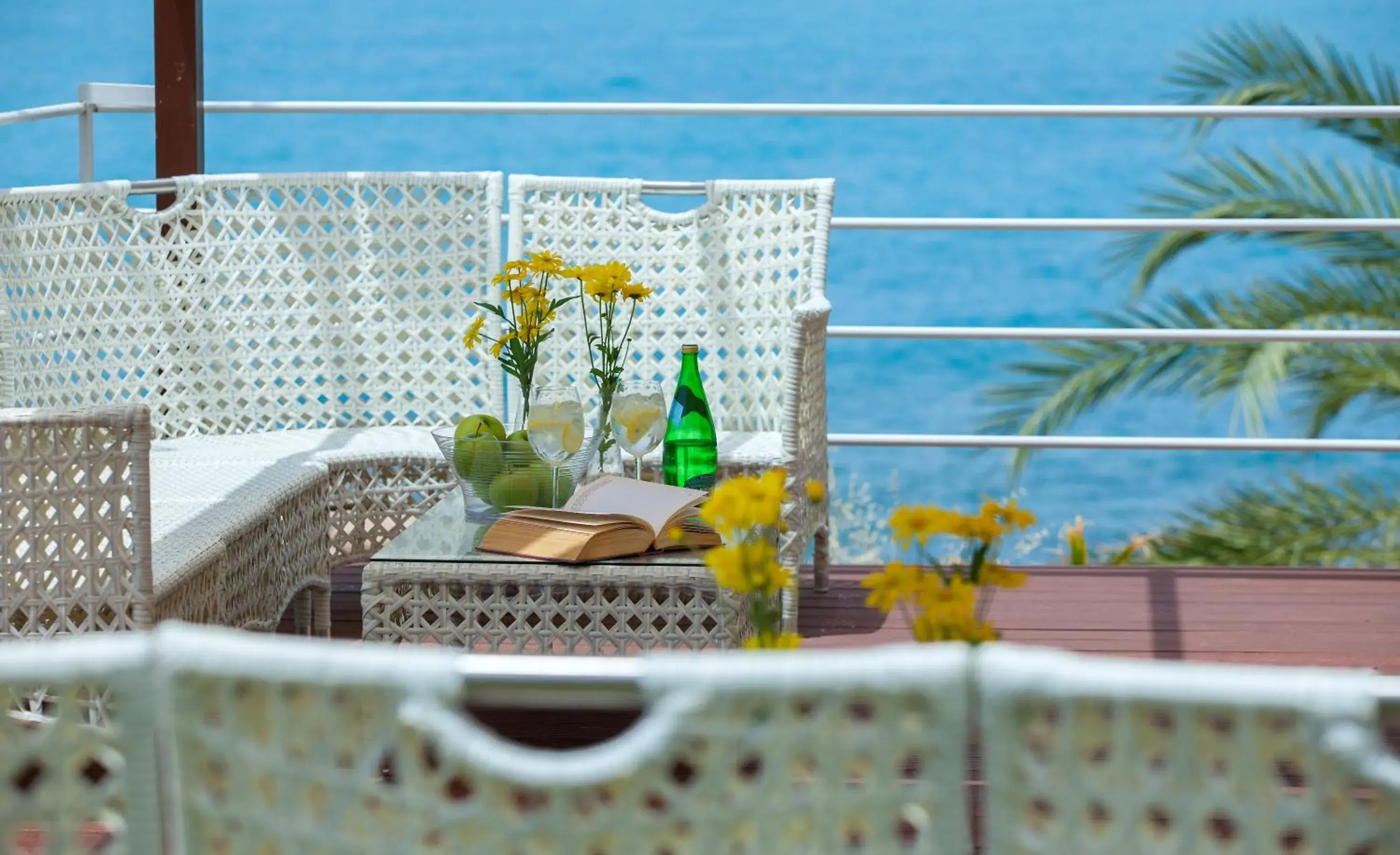 Lounge or bar, Balcony/Terrace in Queens Bay Hotel