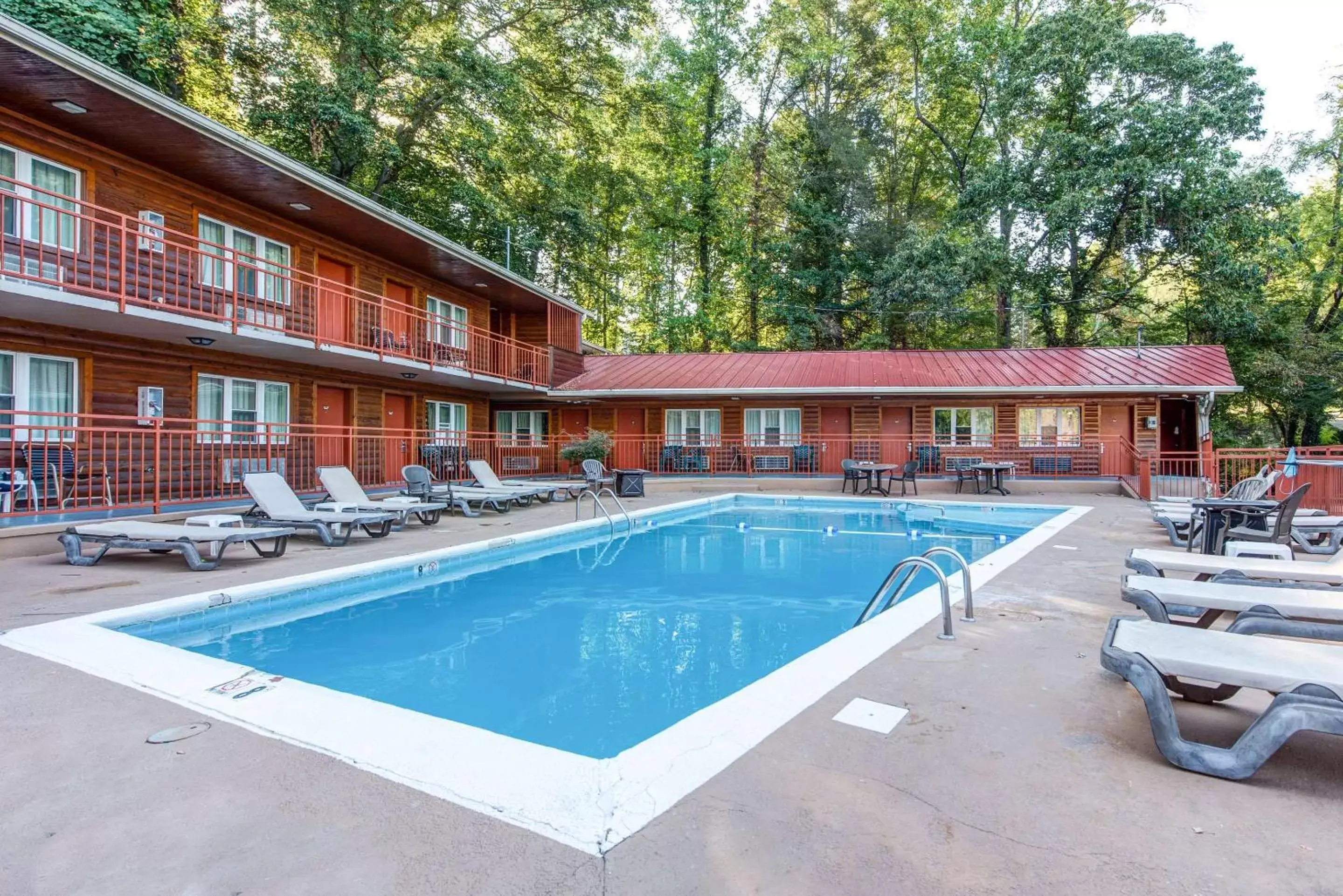 Swimming pool in Quality Inn Creekside - Downtown Gatlinburg Swimming pool in Quality Inn Creekside - Downtown Gatlinburg
