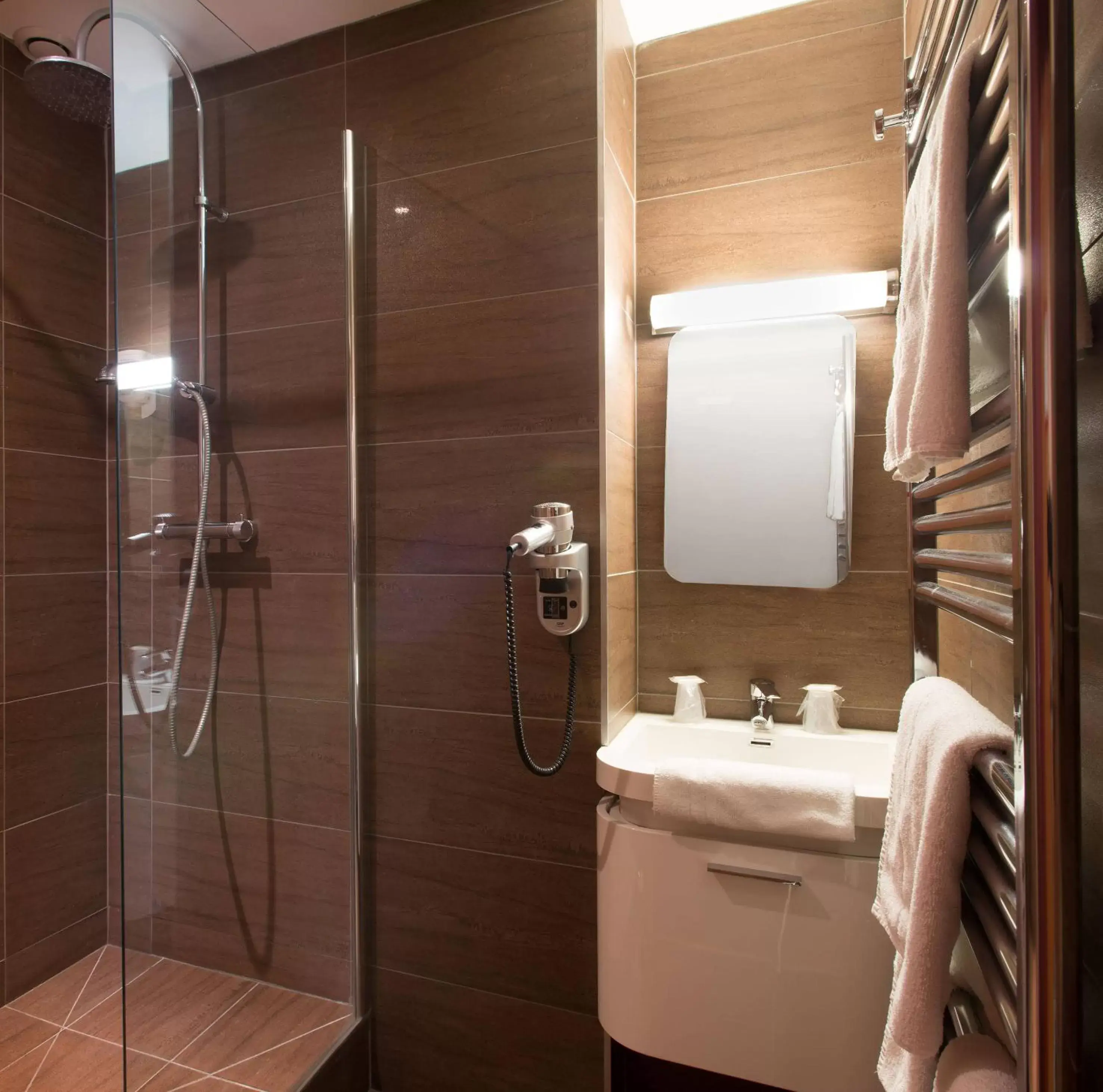 Shower, Bathroom in Hôtel De Wimereux