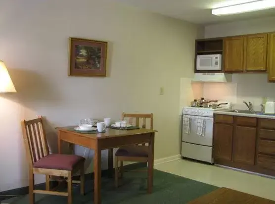 Dining Area in Affordable Suites Conover / Hickory