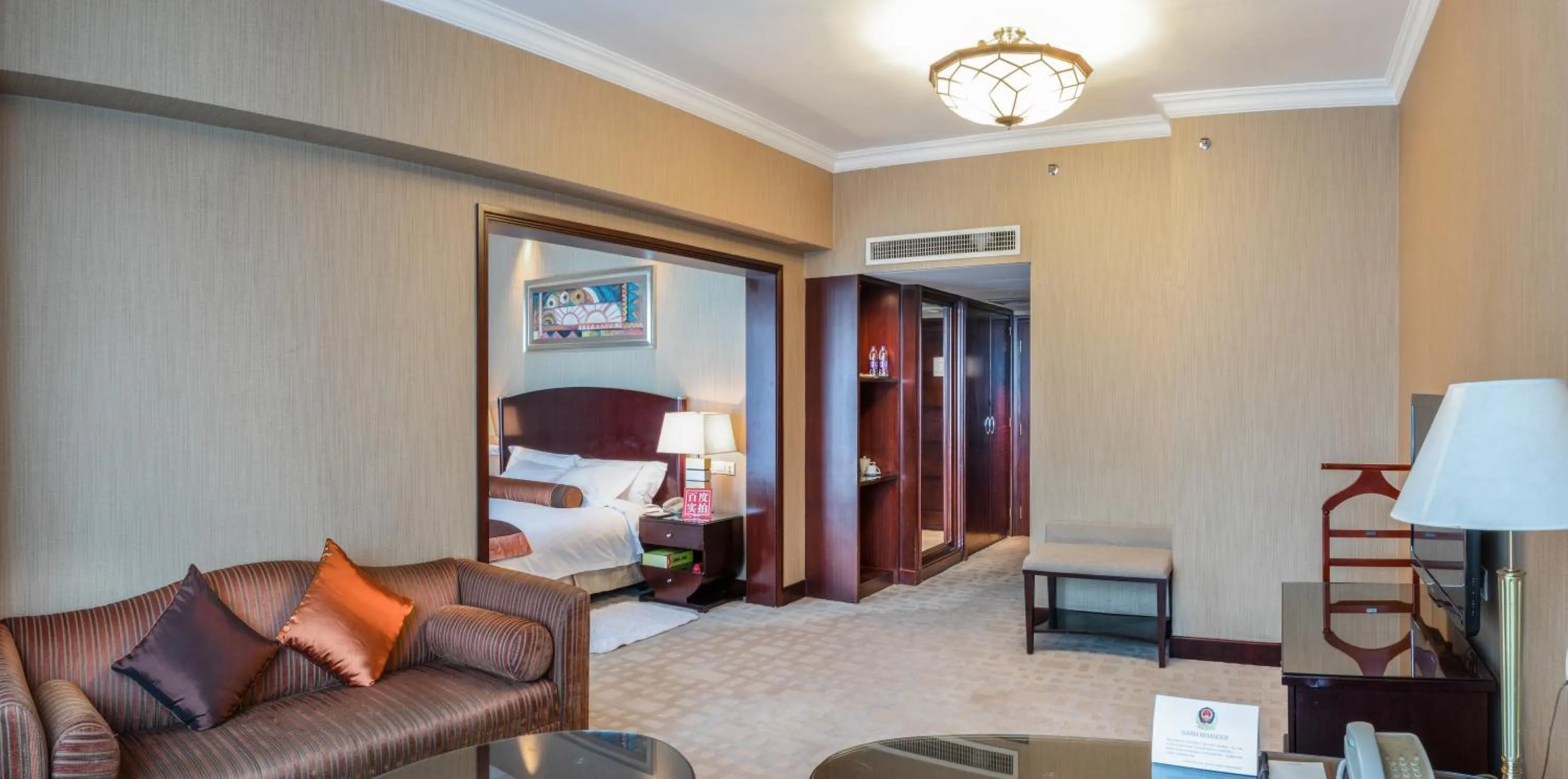 Living room, Bed in Grand International Hotel