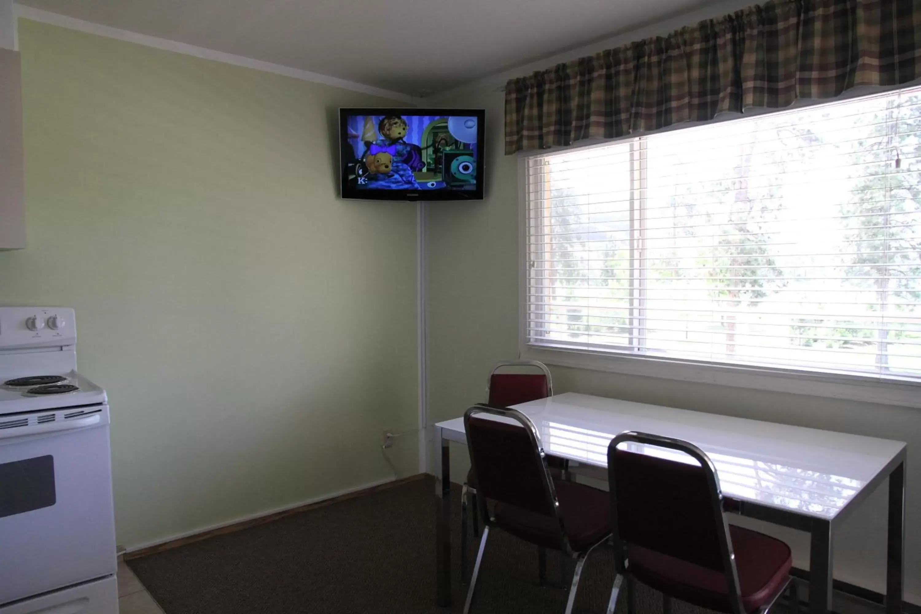 Day, TV/Entertainment Center in Waterfront Inn