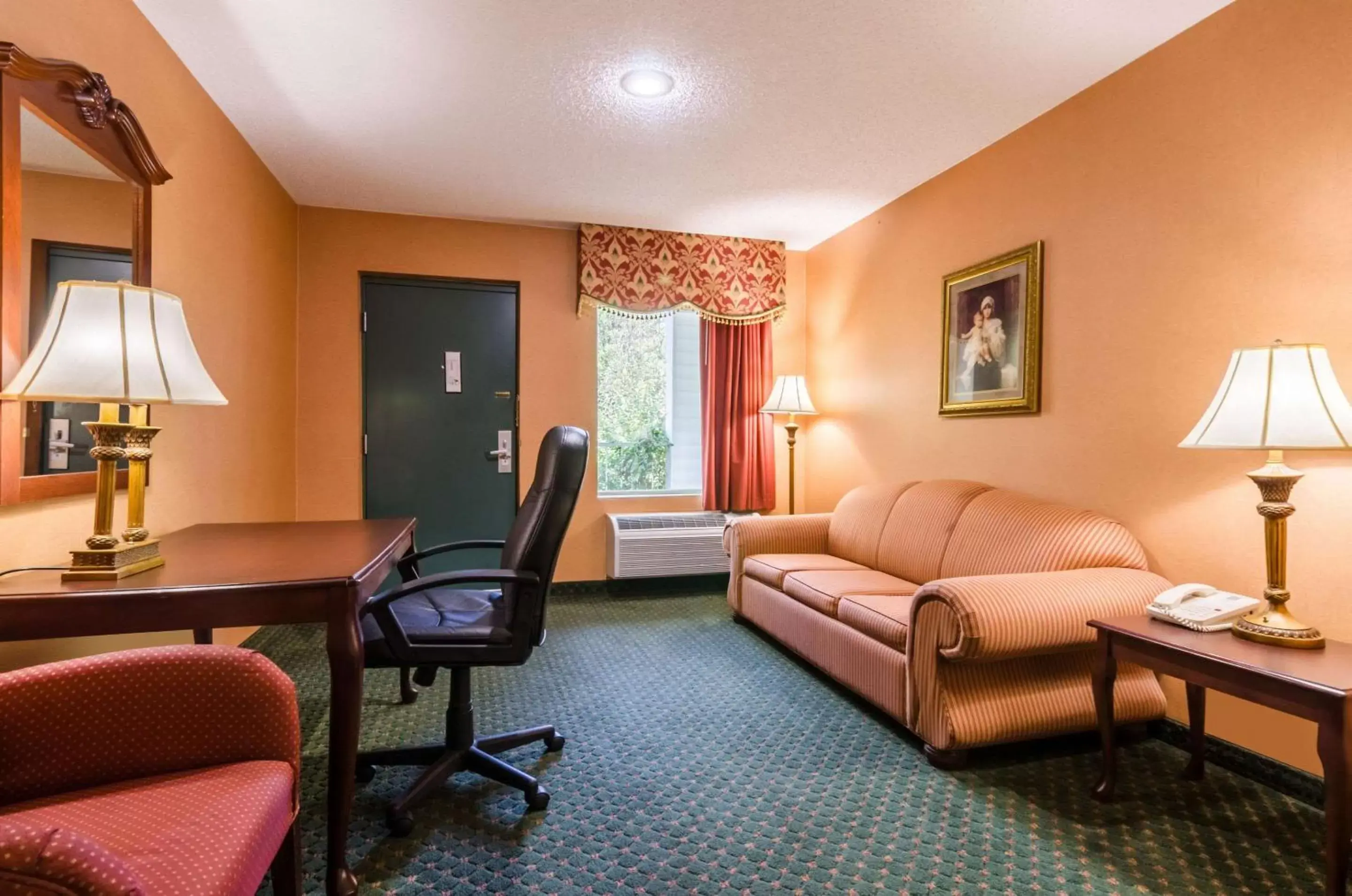 Photo of the whole room, Seating Area in Quality Inn Eureka Springs South