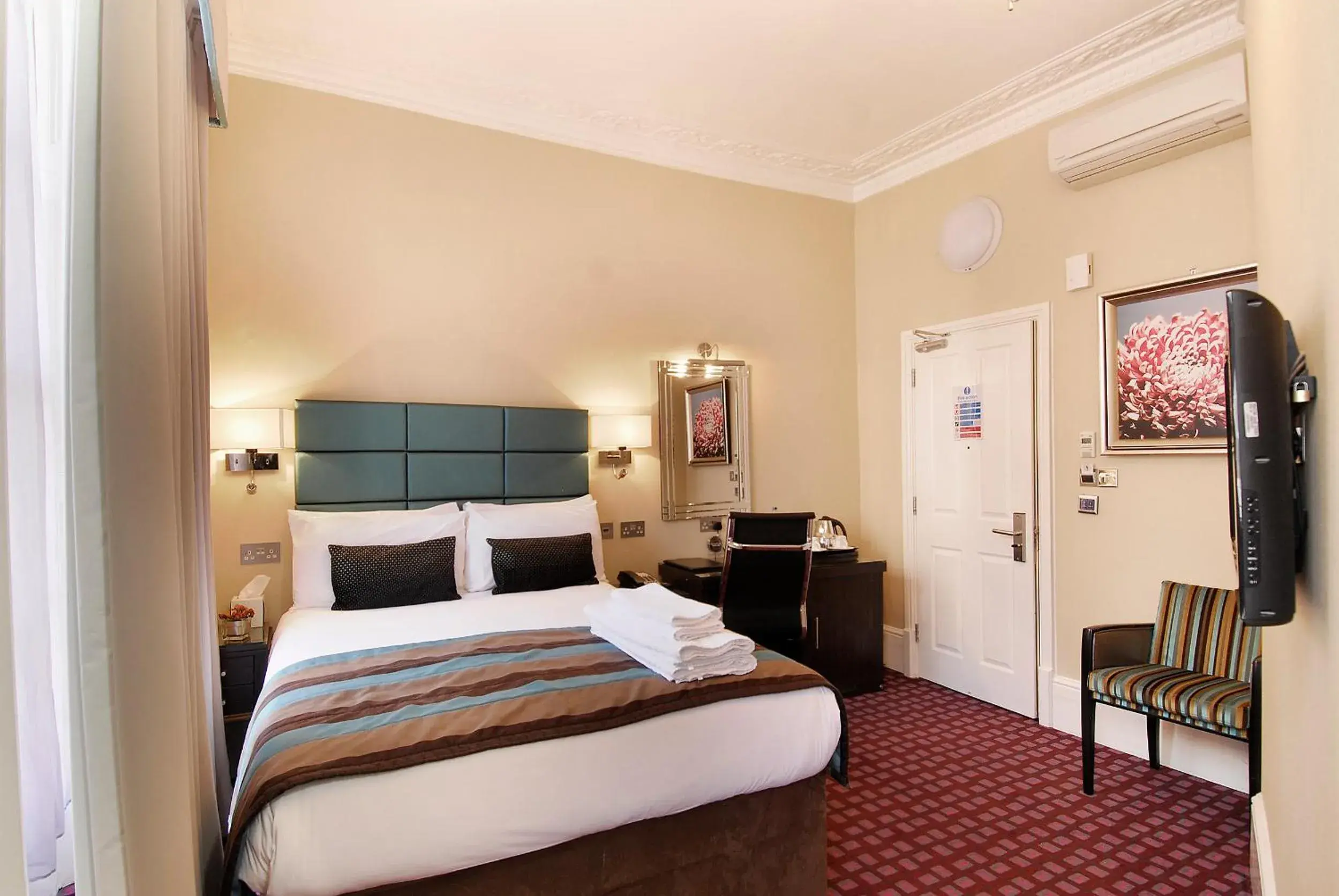 Photo of the whole room, Bed in Astors Belgravia