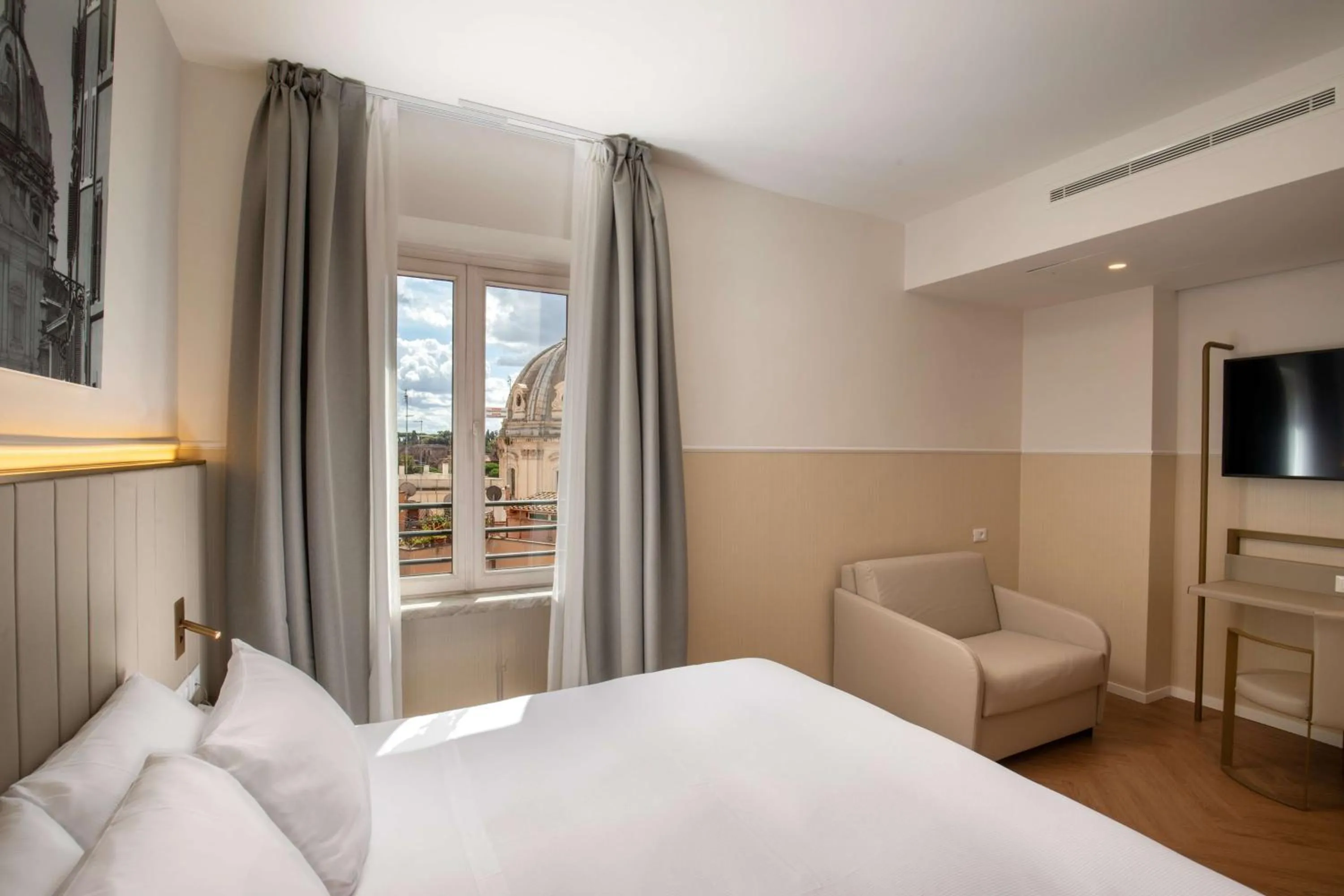 Bed in Cosmopolita Hotel Rome, Tapestry Collection by Hilton