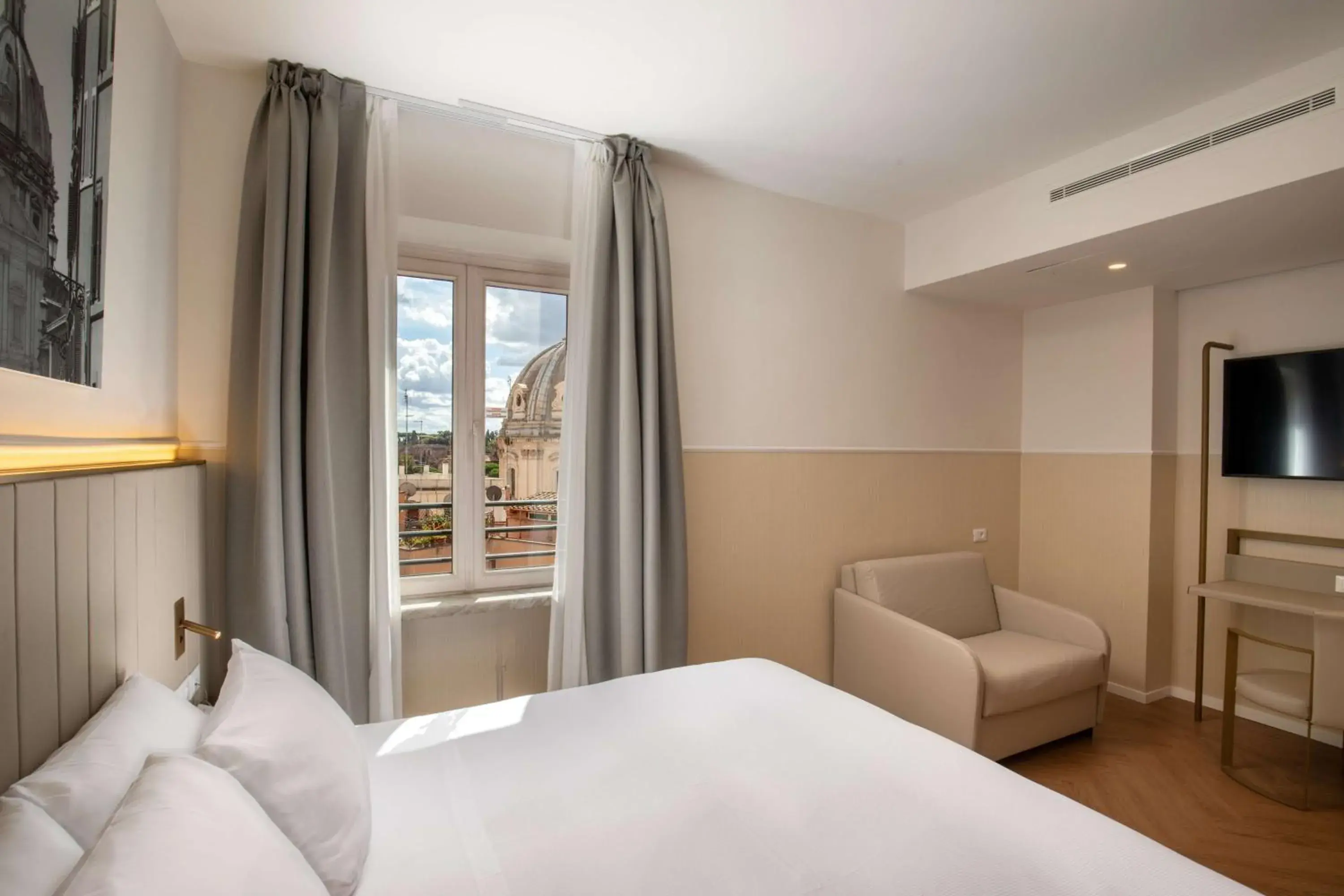 Bed in Cosmopolita Rome Colosseum, Tapestry Collection by Hilton Bed in Cosmopolita Rome Colosseum, Tapestry Collection by Hilton