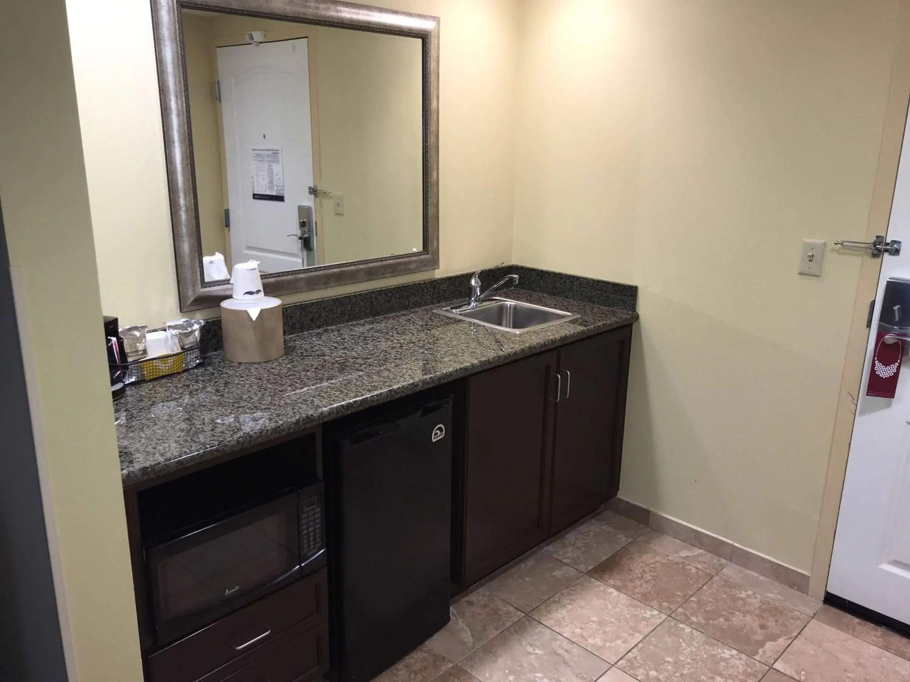 Kitchen or kitchenette, Bathroom in Hampton Inn and Suites Austin - Lakeway