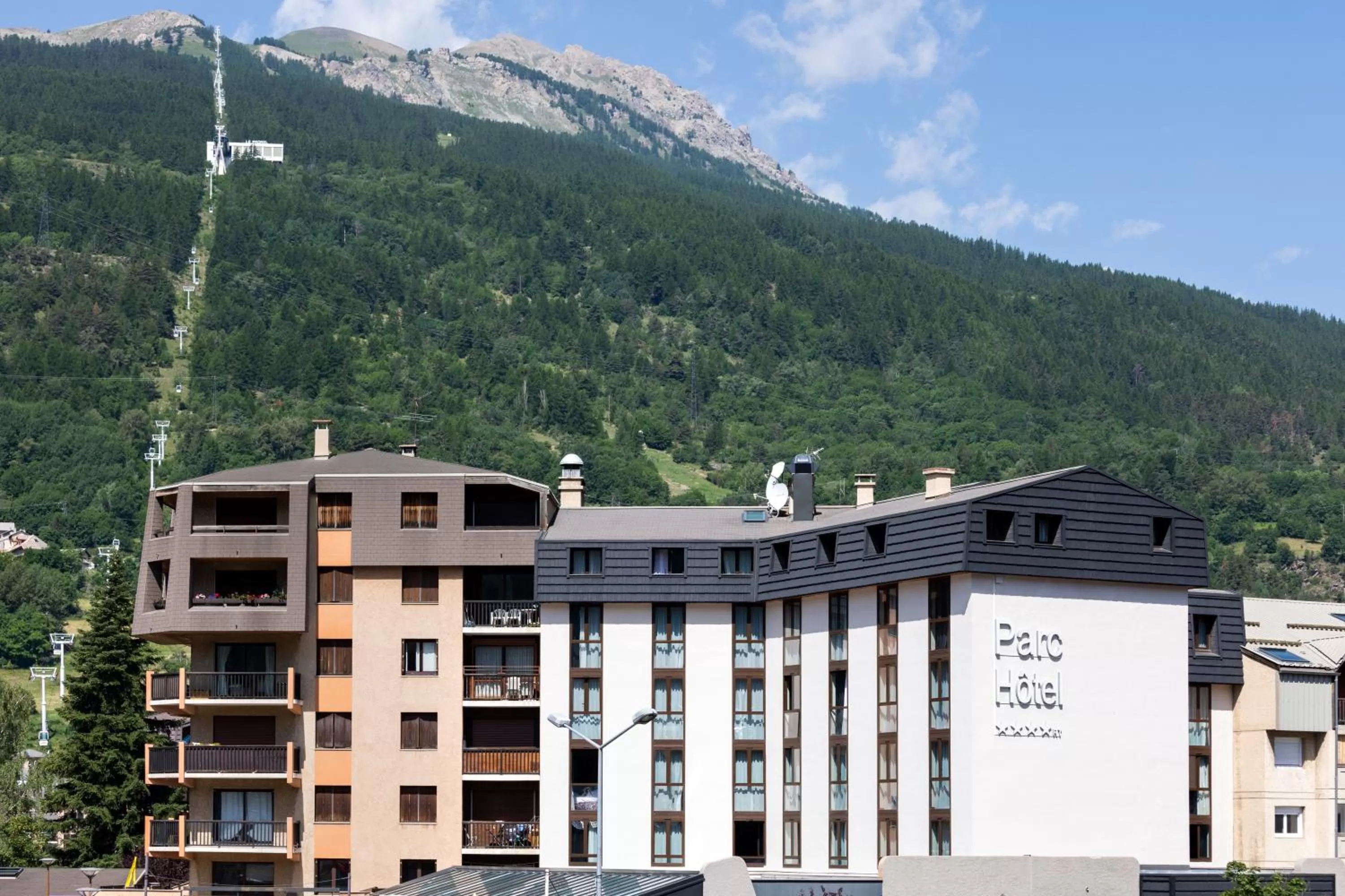 Property building in SOWELL HOTELS Le Parc & Spa