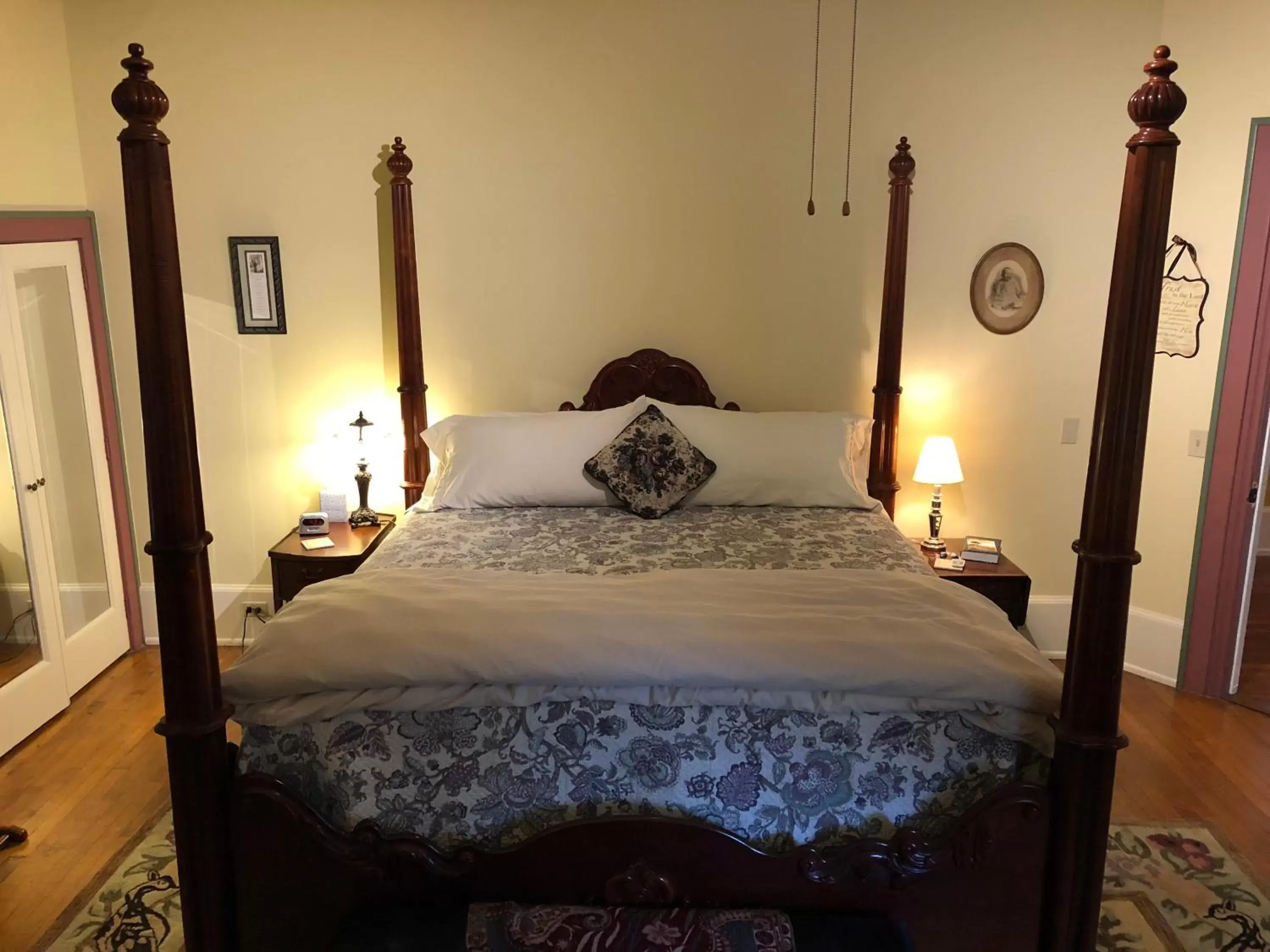 Bedroom, Bed in The Parsonage Inn B&B