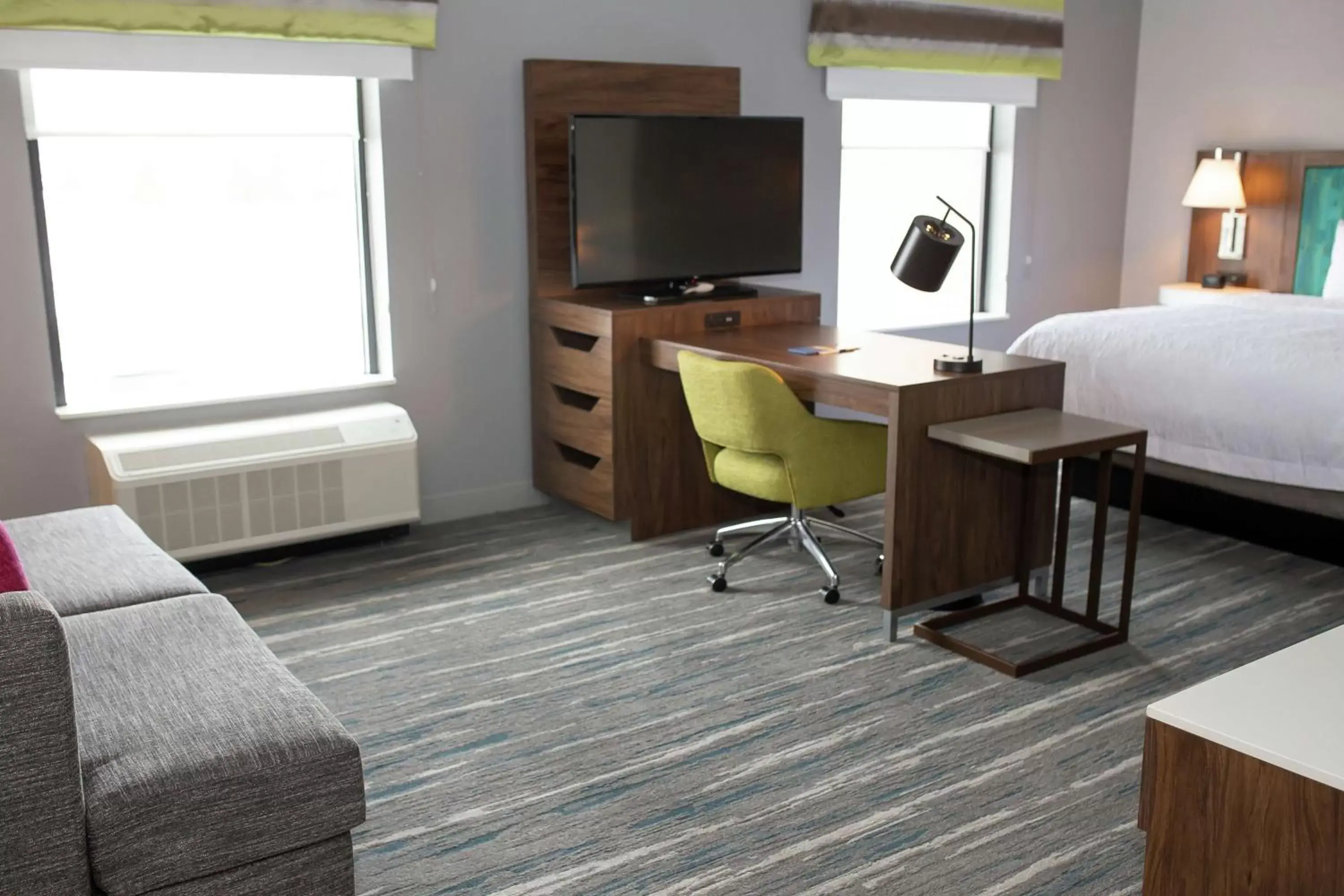 Bedroom, TV/Entertainment Center in Hampton Inn and Suites Dundee