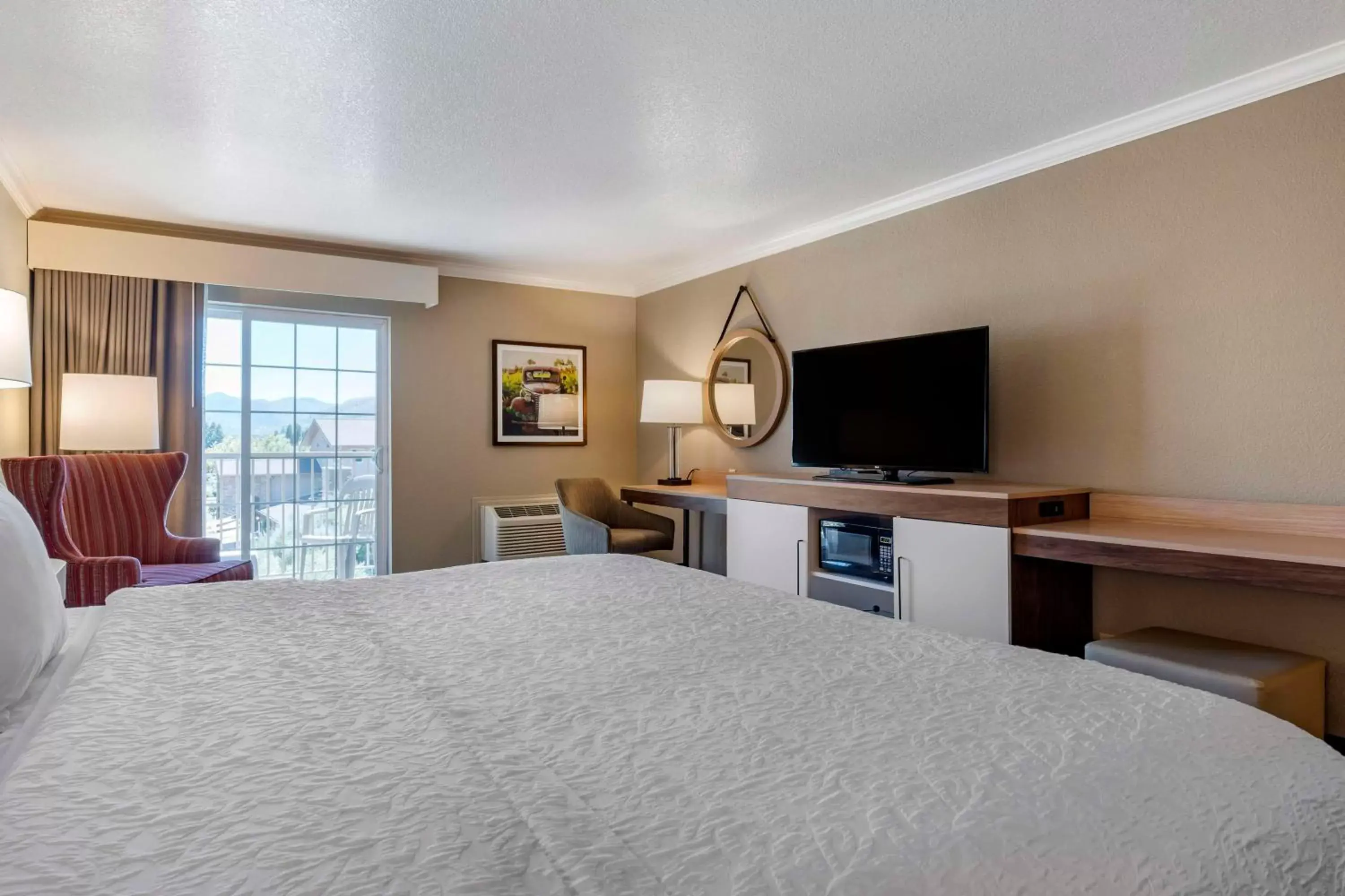 Bedroom, TV/Entertainment Center in Hampton Inn Ukiah