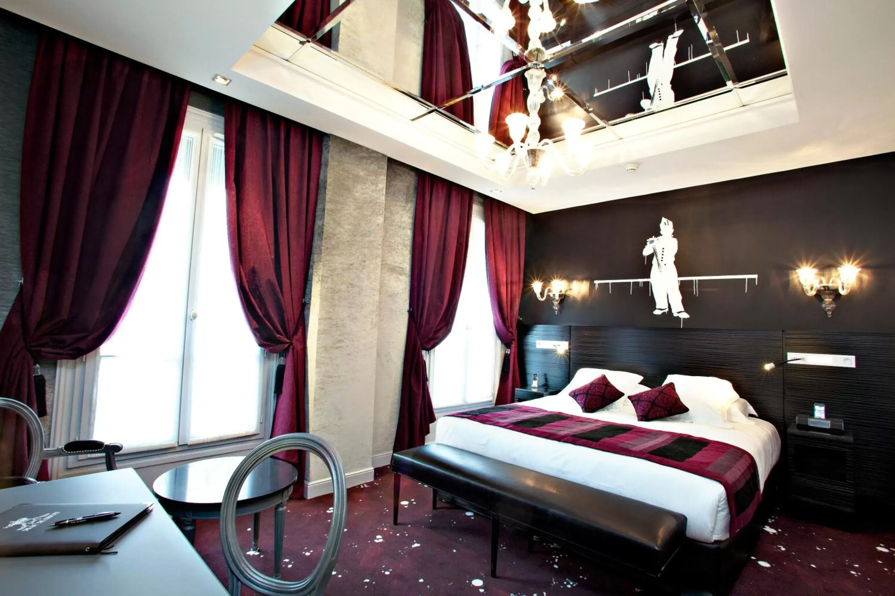 Photo of the whole room, Bed in Maison Albar Hotels Le Champs-Elysées