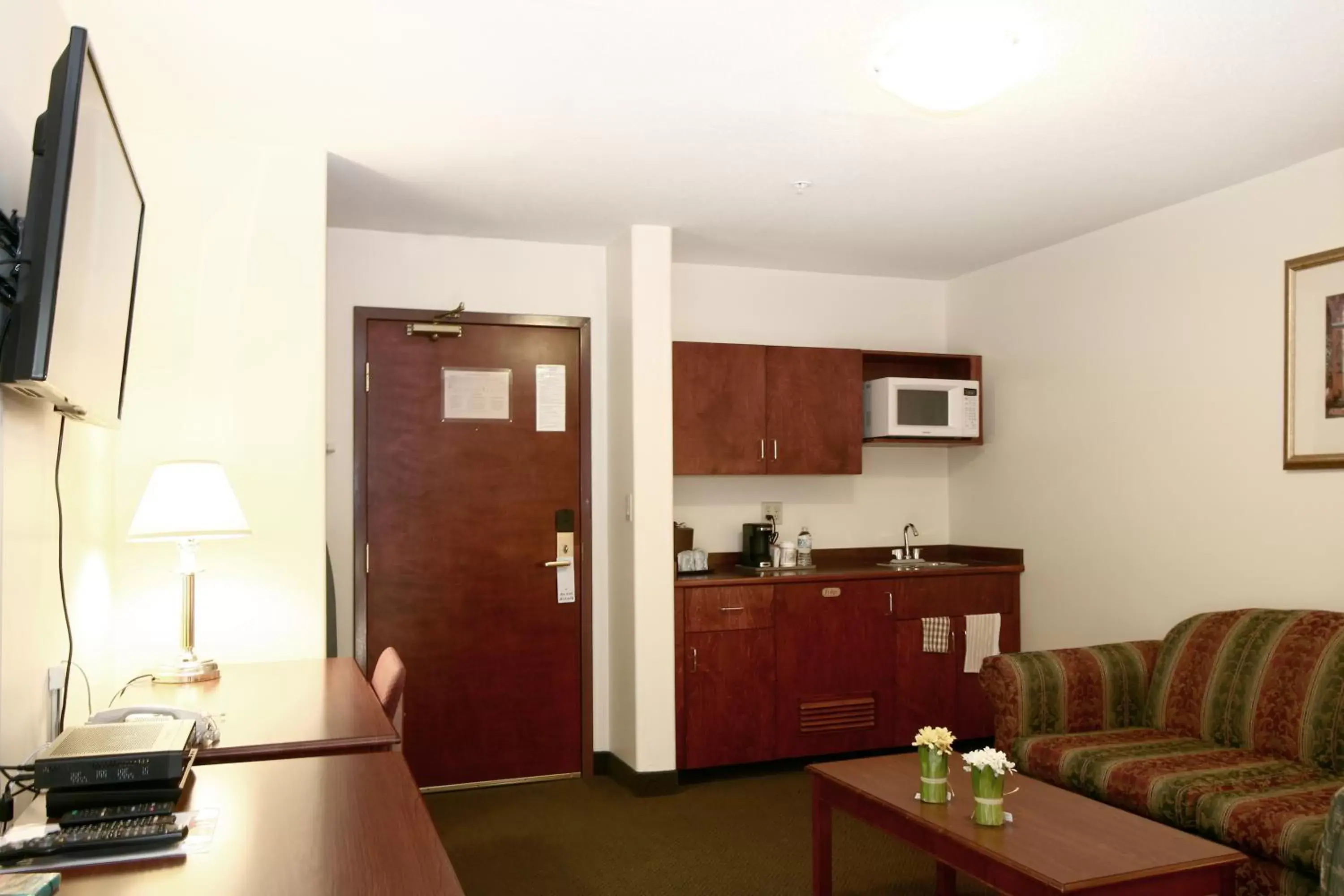 Kitchen/Kitchenette in Foxwood Inn & Suites Drayton Valley