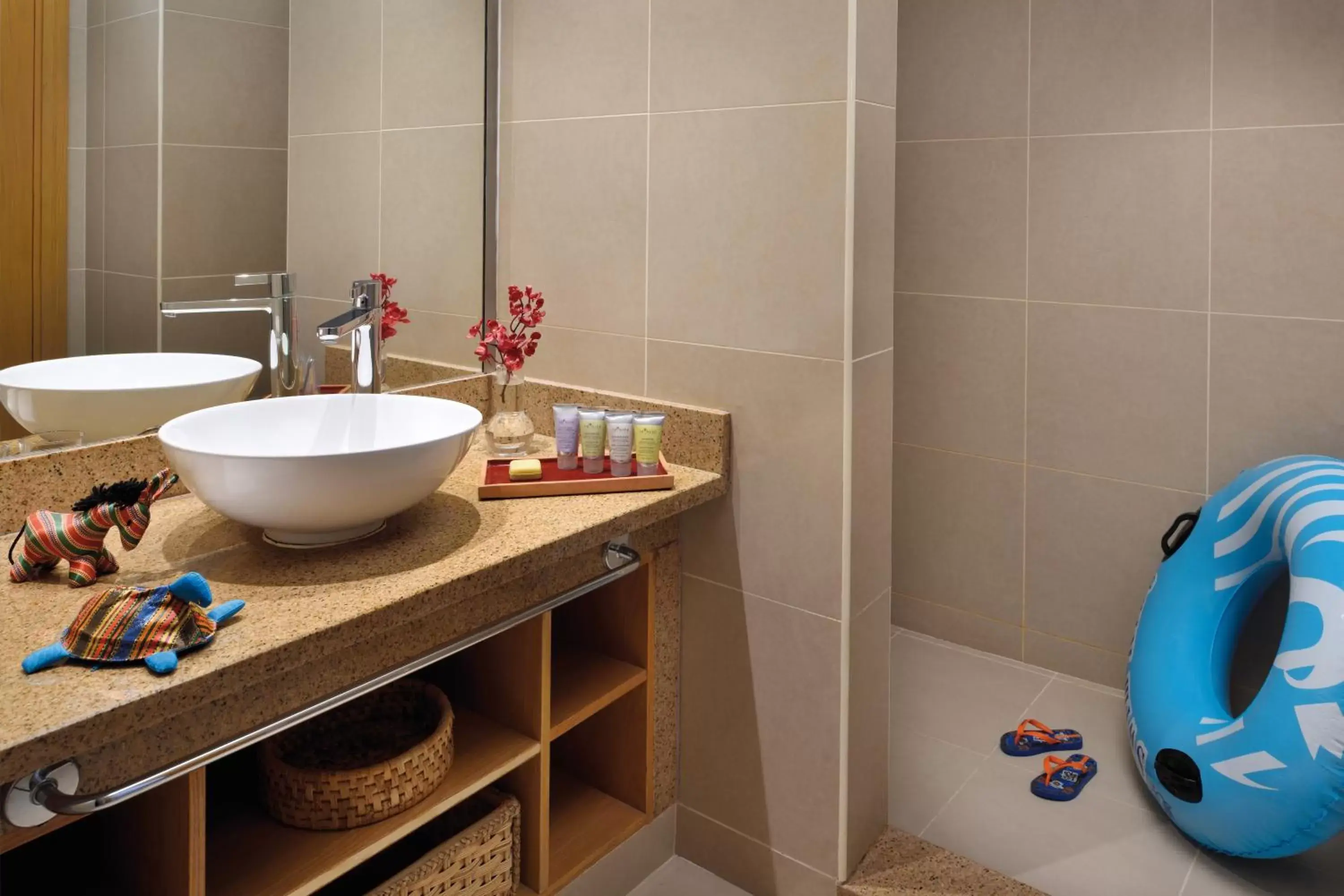 Shower, Bathroom in Movenpick Resort & Spa Tala Bay Aqaba