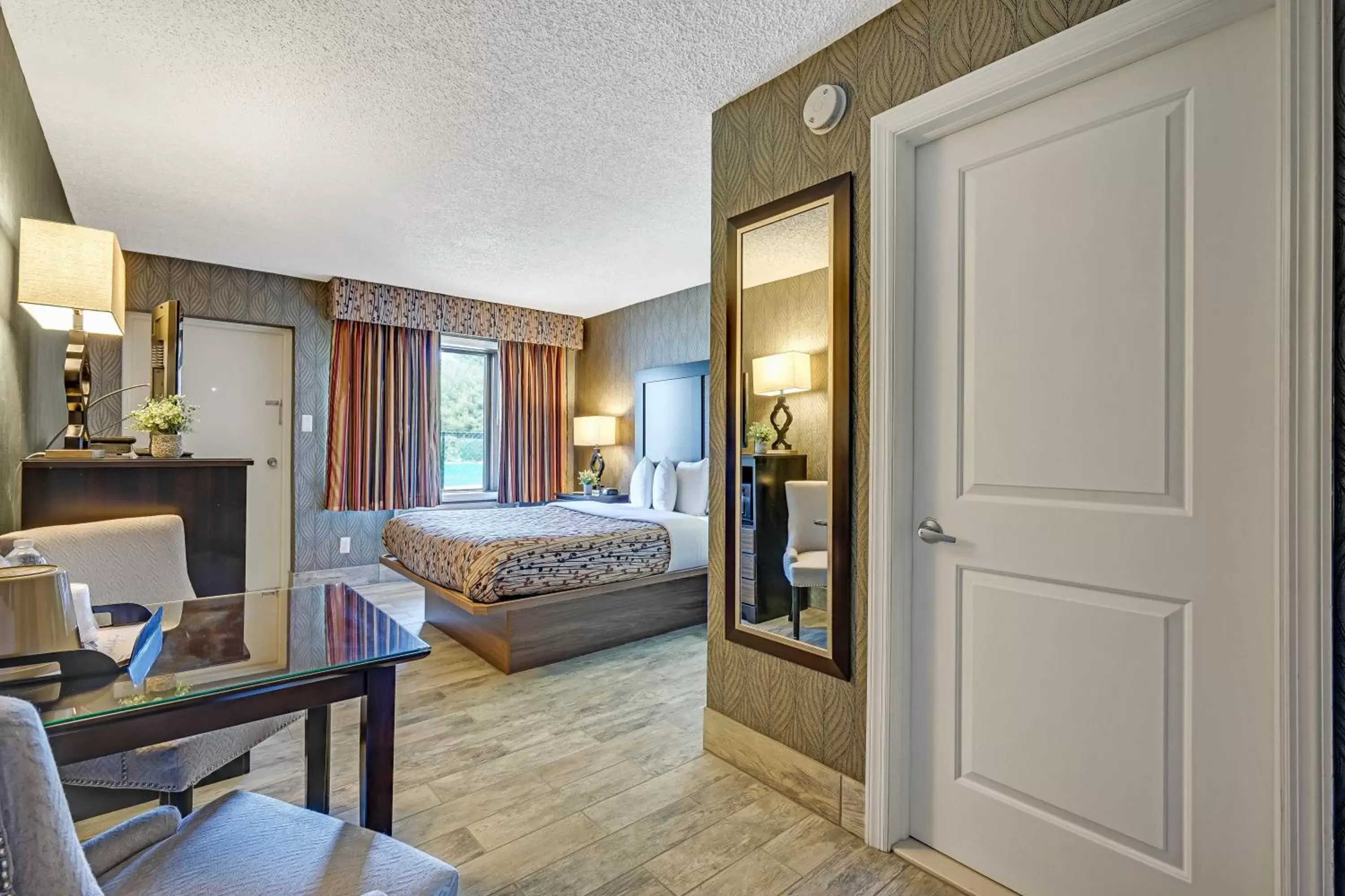 Photo of the whole room, Bed in Blue Creek Inn Photo of the whole room, Bed in Blue Creek Inn