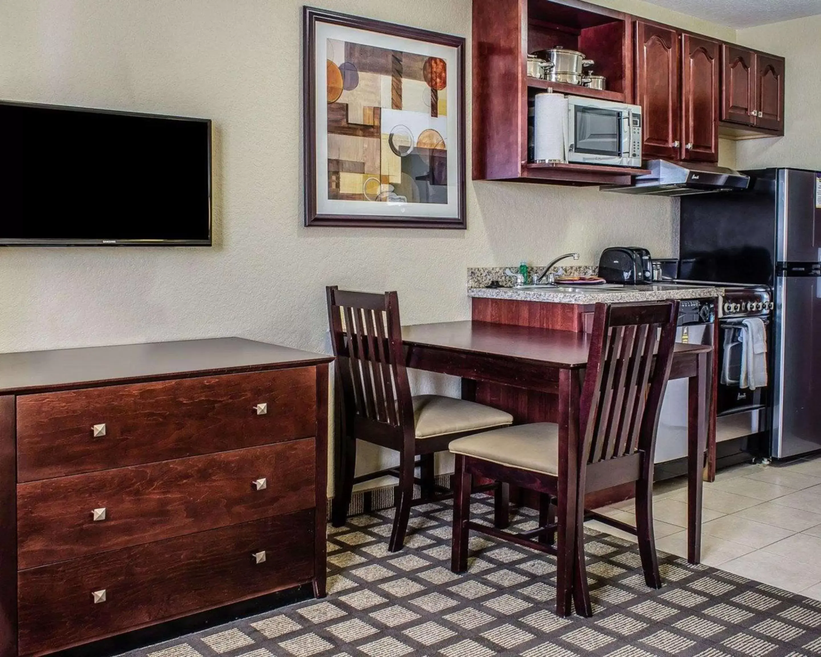 Bedroom, TV/Entertainment Center in MainStay Suites Coralville - Iowa City