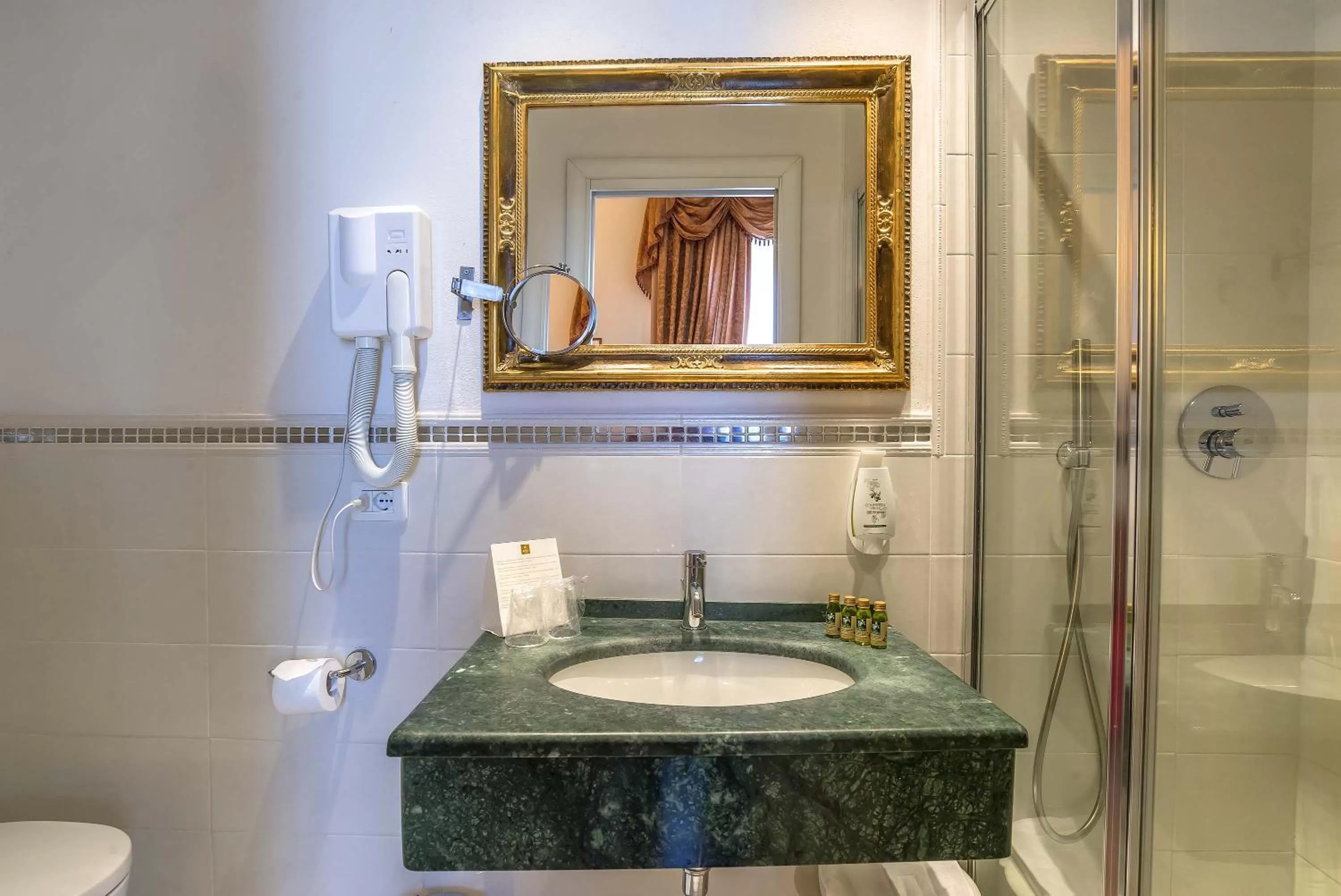 Bathroom in Hotel Machiavelli Palace