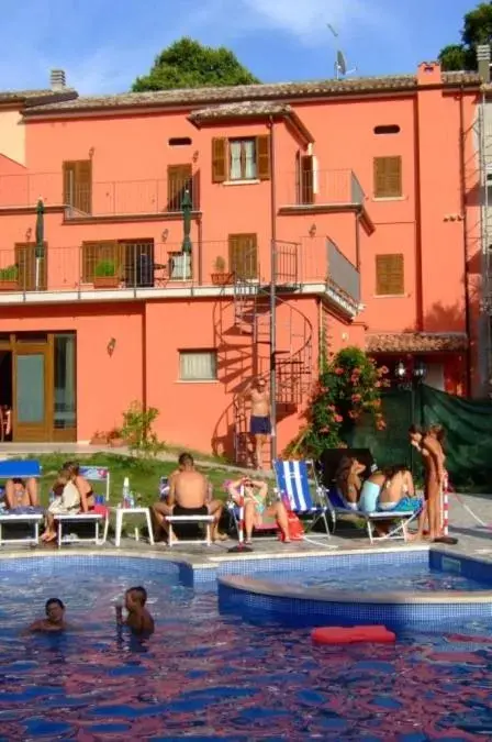 Property building, Swimming Pool in Albergo Montenerone