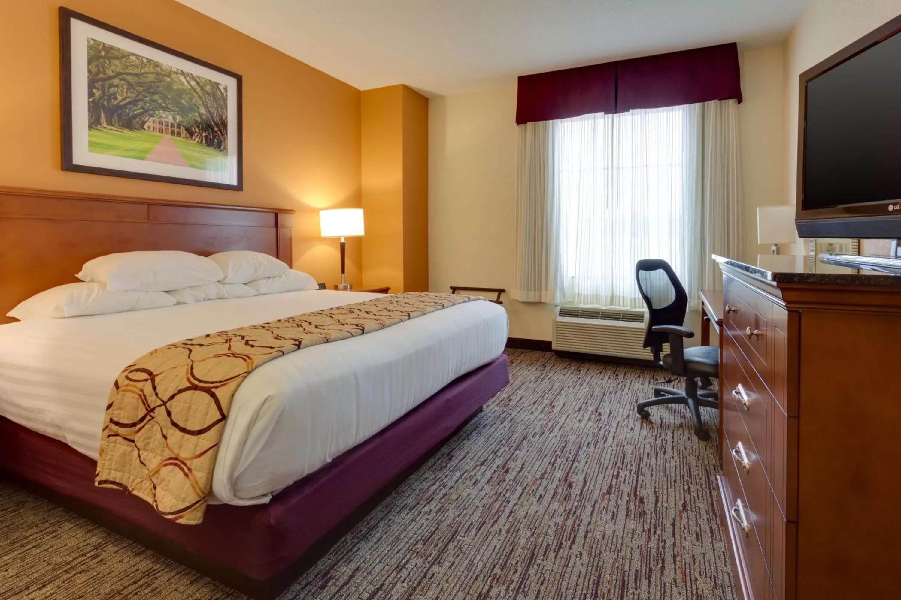 Photo of the whole room, Bed in Drury Inn & Suites Baton Rouge