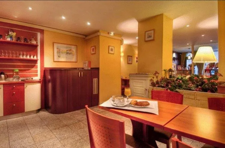 Restaurant/places to eat in Hôtel De Paris Opera